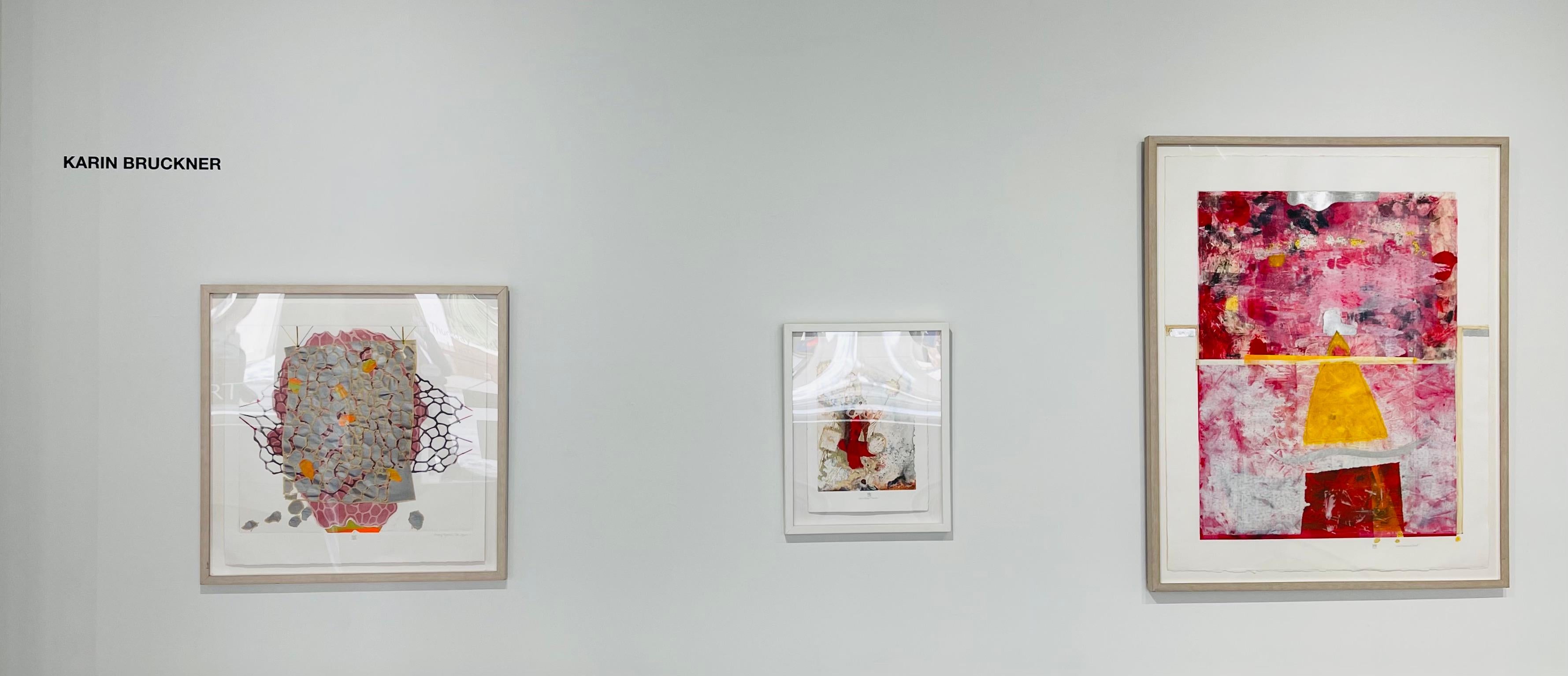 Zusammenhalten  Torn Apart, Mischtechnik-Arbeit auf Papier, Pastellrosa und Silber – Print von Karin Bruckner