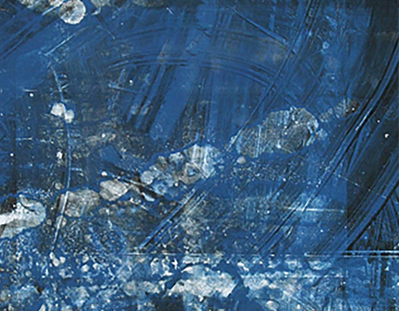 RedHerring, monotipo a tecnica mista su carta, astratto blu e rosso - Print di Karin Bruckner