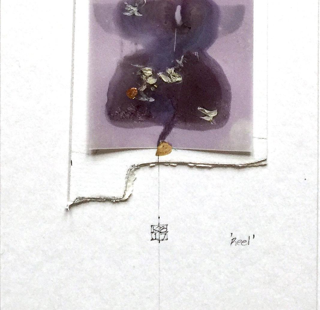 Reel, Mischtechnik, 4 x 6 Zoll. Abstrakter Druck in Violett (Grau), Abstract Print, von Karin Bruckner