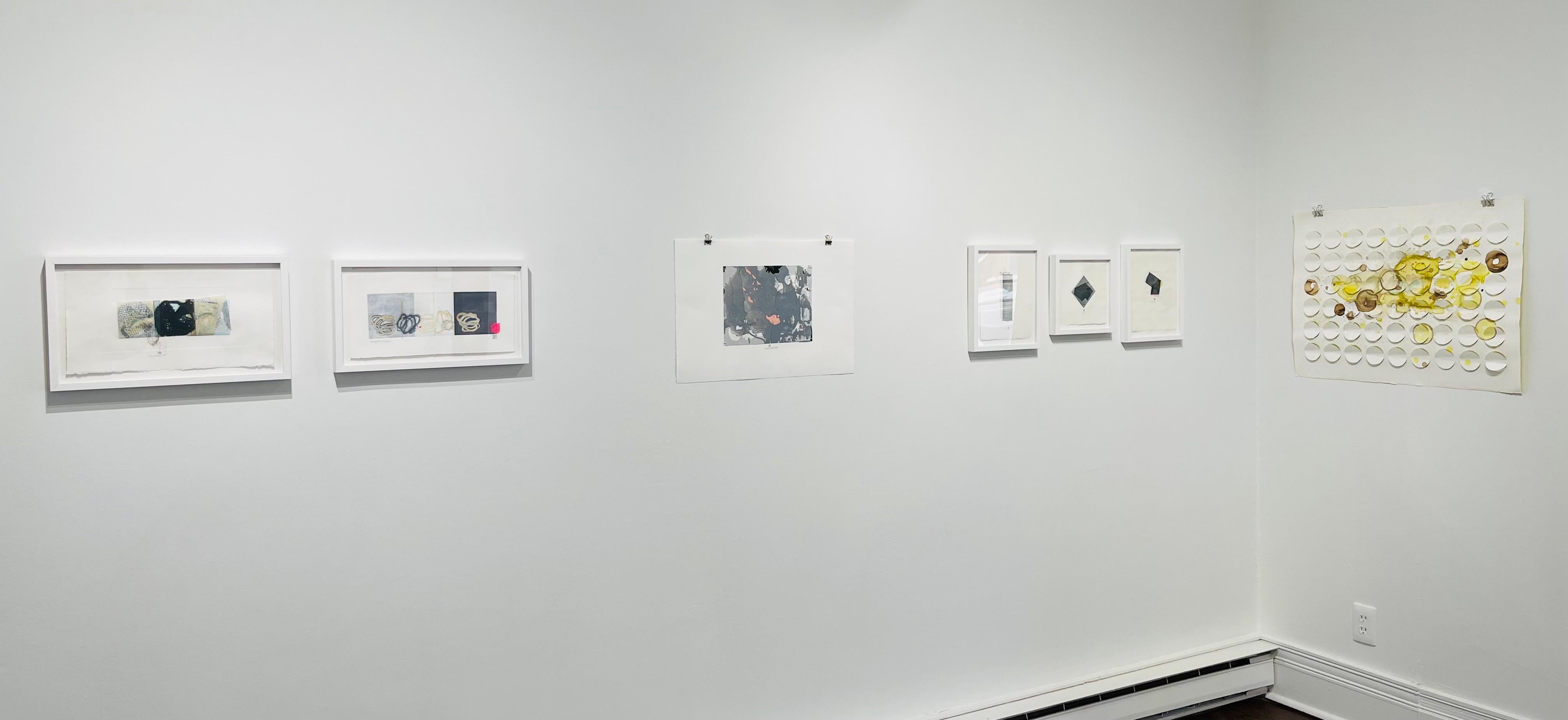 SheHadItBackwards, monotype abstrait gris et rose sur papier, tons pastel - Print de Karin Bruckner