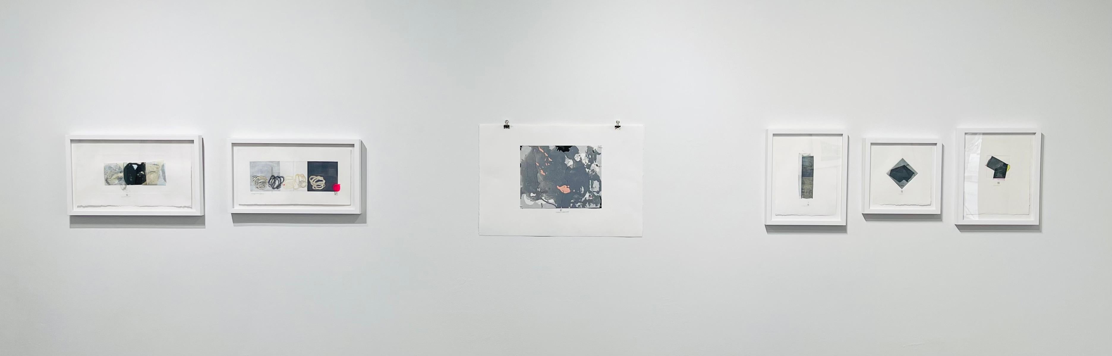 SheHadItBackwards, monotype abstrait gris et rose sur papier, tons pastel - Contemporain Print par Karin Bruckner