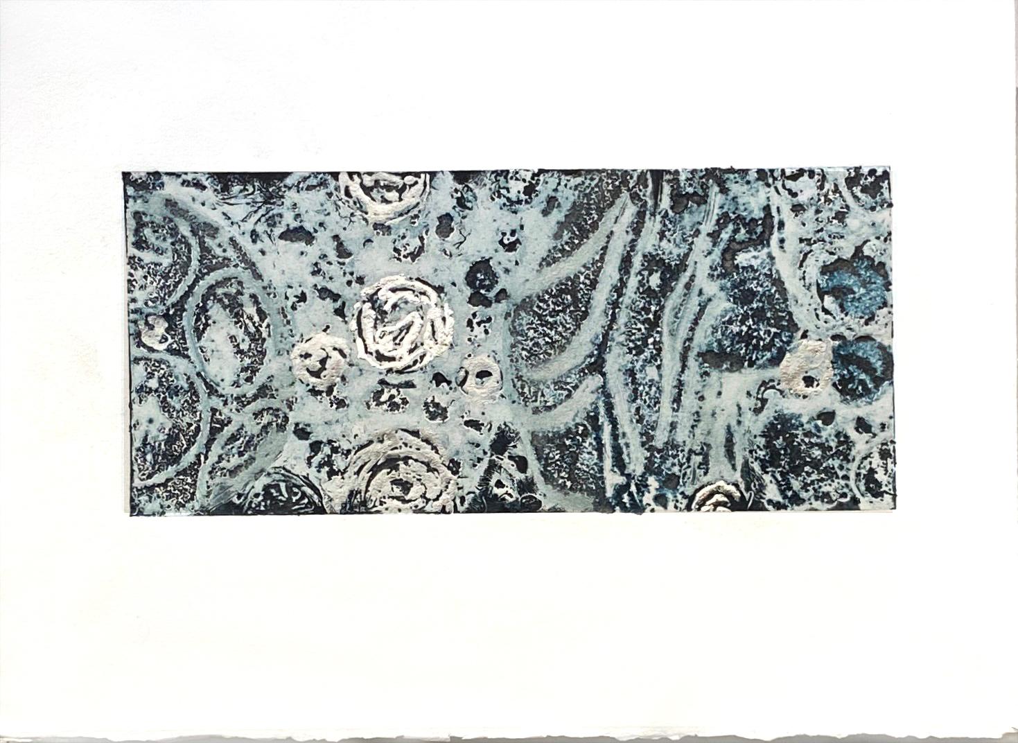 Karin Bruckner Abstract Print – ShootingStar5, Collagedruck mit Blattsilber auf Papier, Blau und Silber
