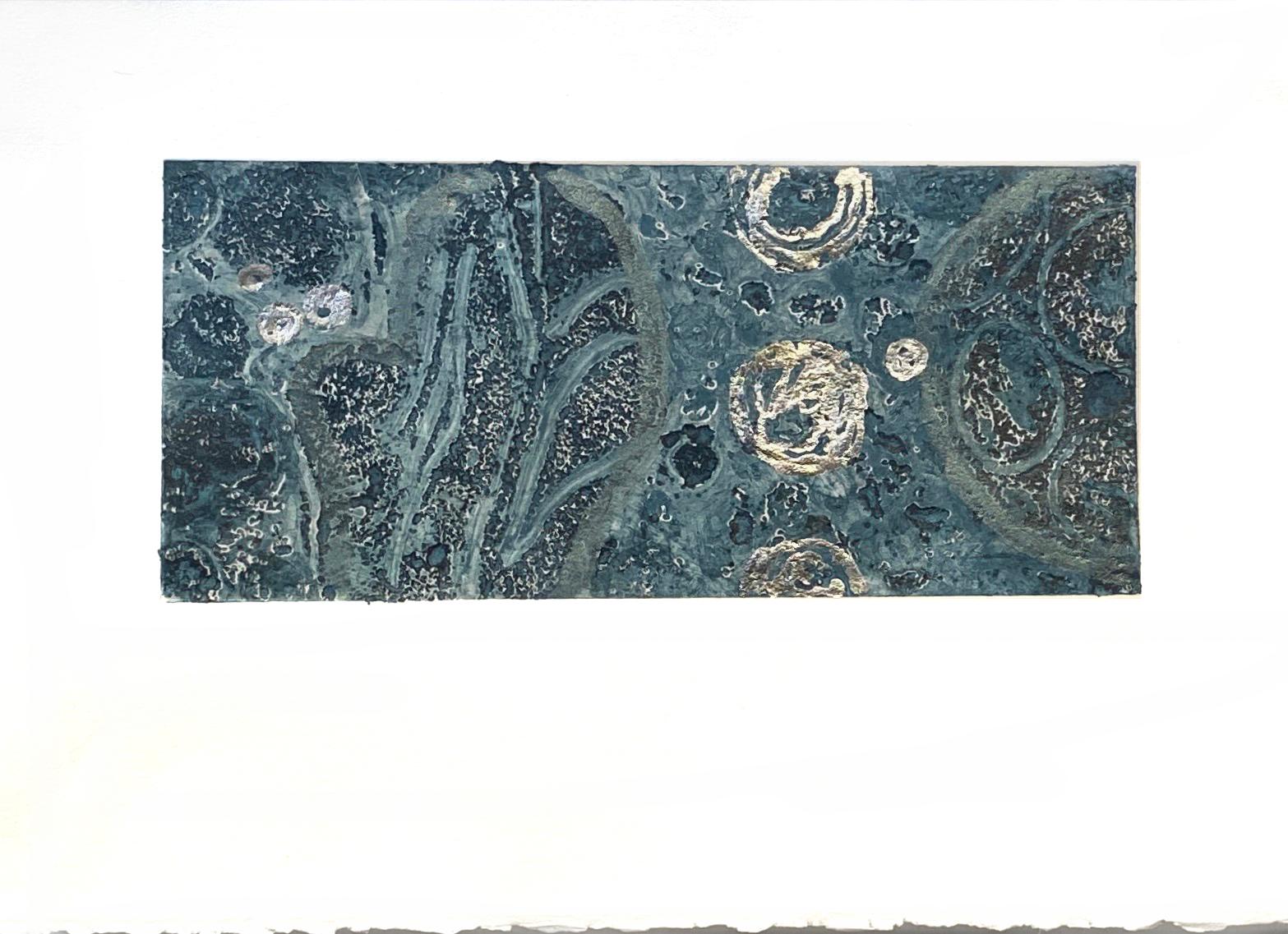 Karin Bruckner Abstract Print – StarCatcher, Monoprint in Mischtechnik auf Papier, Blau und Silber