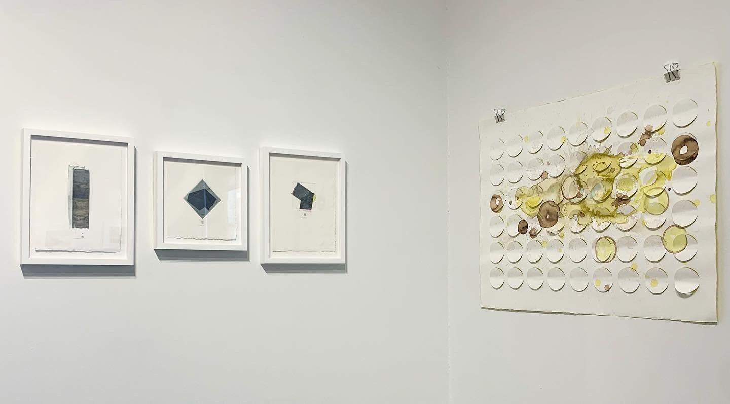 WorldsWithinWorlds, monotipo astratto giallo su carta, tecnica mista - Mixed Media Art Contemporaneo di Karin Bruckner