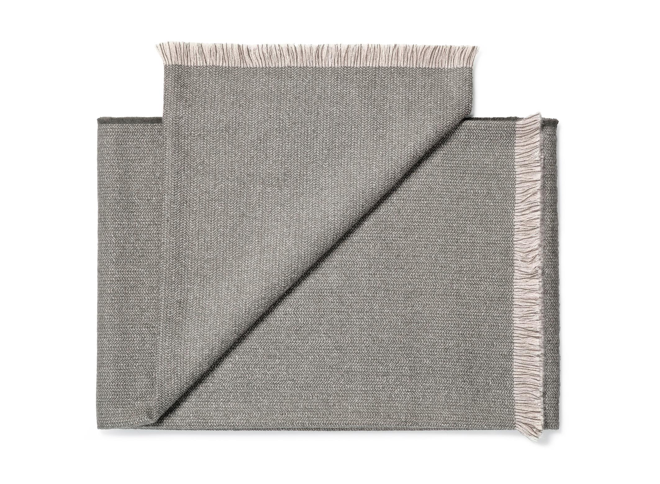 Karin Carlander, 2022 Grey  Jeté de haies pour Karakter 

La tisseuse et artiste textile Karin Carlander interprète les techniques classiques comme l'épine dorsale de son processus créatif.

Pour le jeté Heddles, Carlander a choisi de la laine