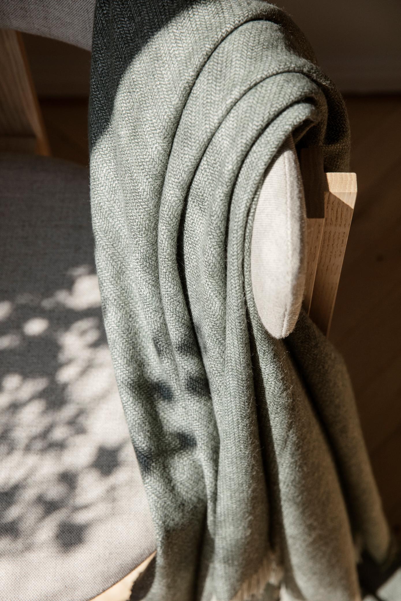 Karin Carlander Grey Heddles Throw For Karakter Neuf - En vente à Barcelona, Barcelona
