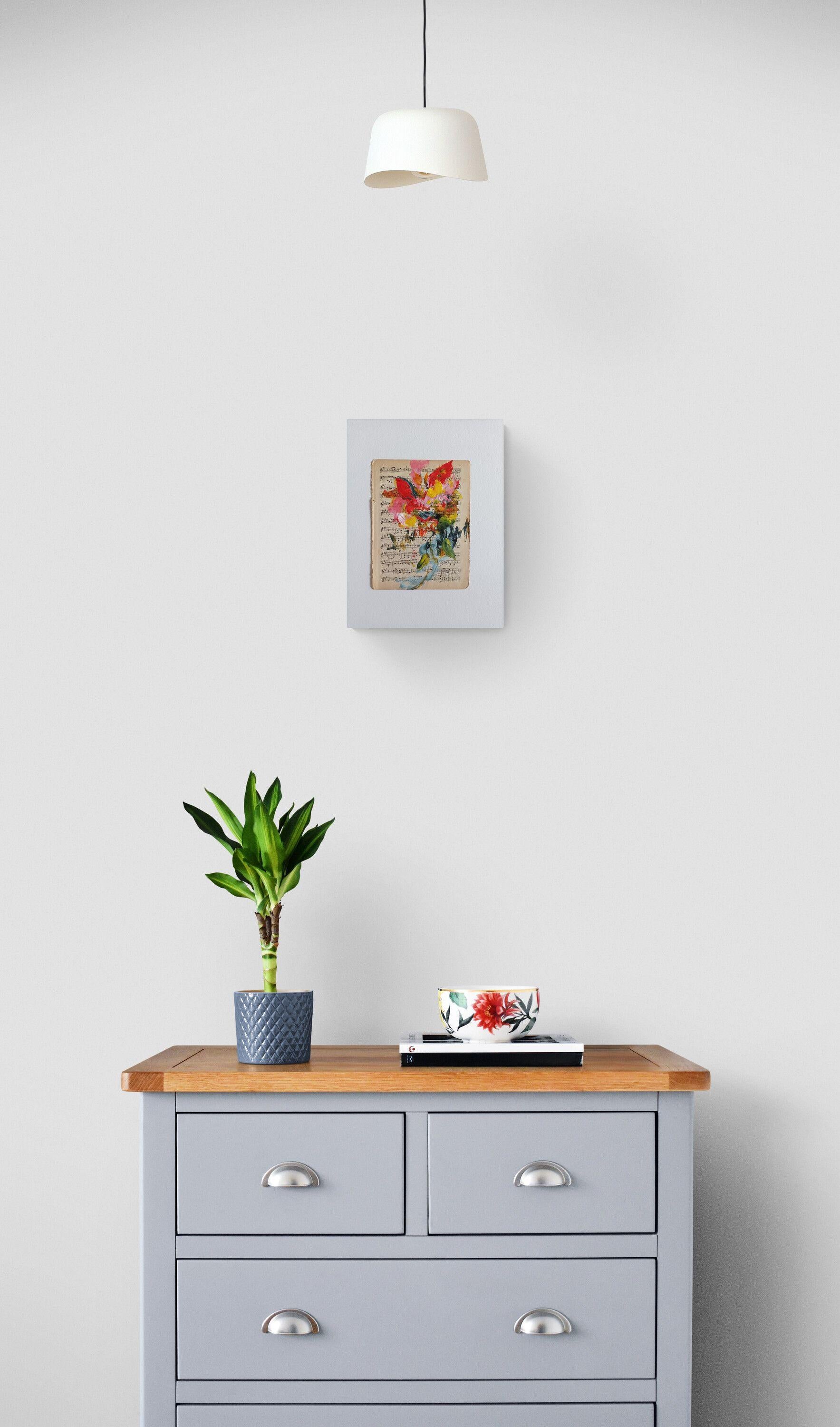 Una pintura floral sobre papel de música envejecido y amarillento.     Hay que enmarcar esta obra.     La hoja mide unos 30 x 23 cm / 12 x 9 in :: Pintura :: Contemporánea :: Esta obra viene con un certificado oficial de autenticidad firmado por el