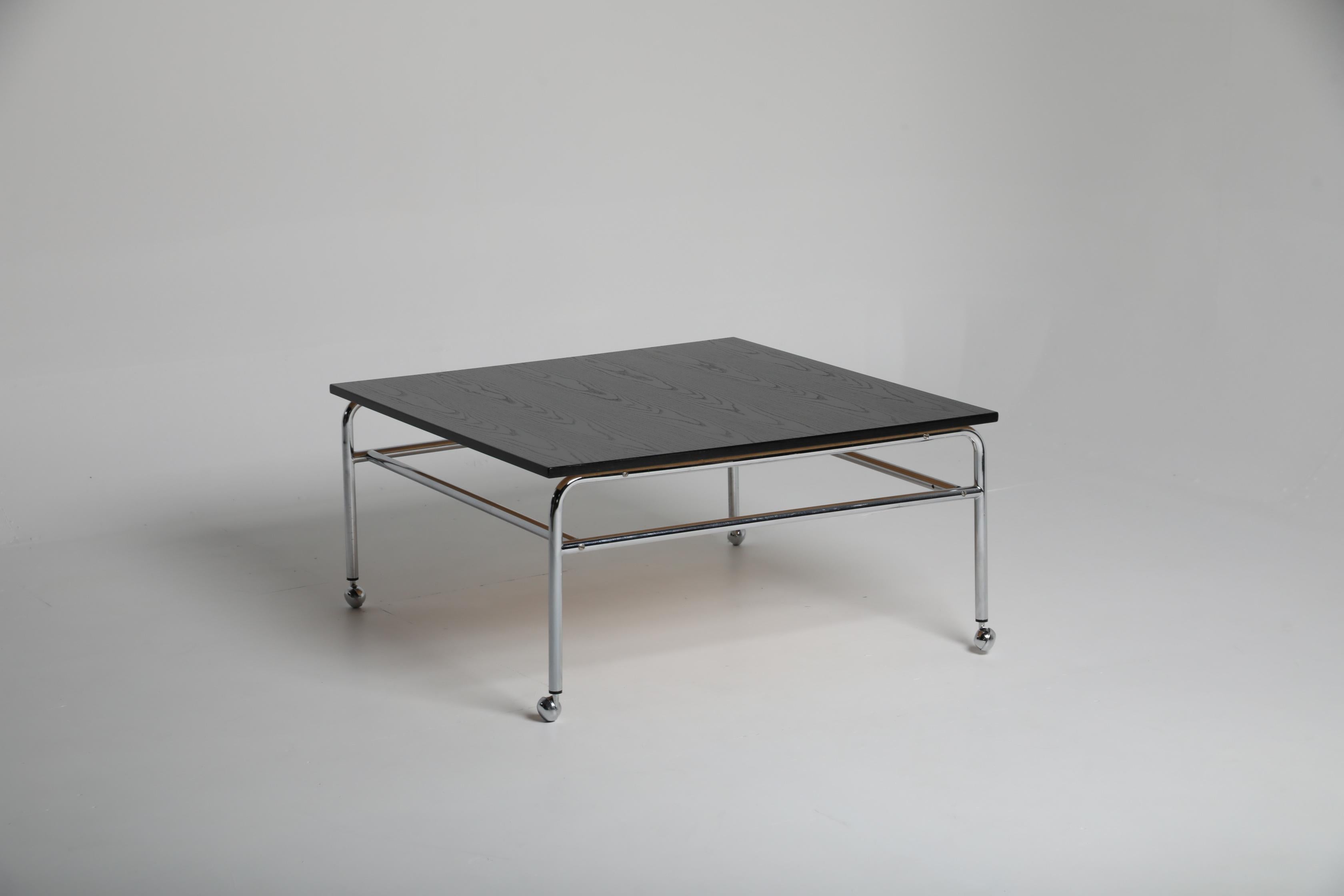 La table basse Amiral a été conçue par Karin Mobring pour Ikea et présentée en 1971. Mobring, l'un des designers les plus influents d'Ikea dans les années 1960 et 1970, est connu pour son utilisation distincte de matériaux naturels, de géométries