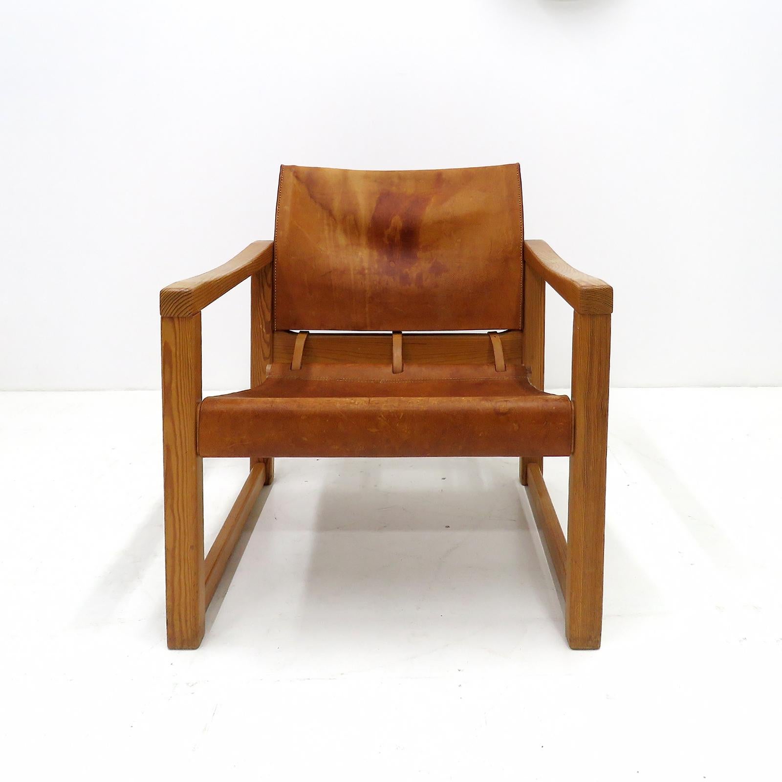 Wonderful, compact Danish modern safari chair by Karin Mobring, Sweden, designed in 1970, pine frame with leather upholstery, stains
