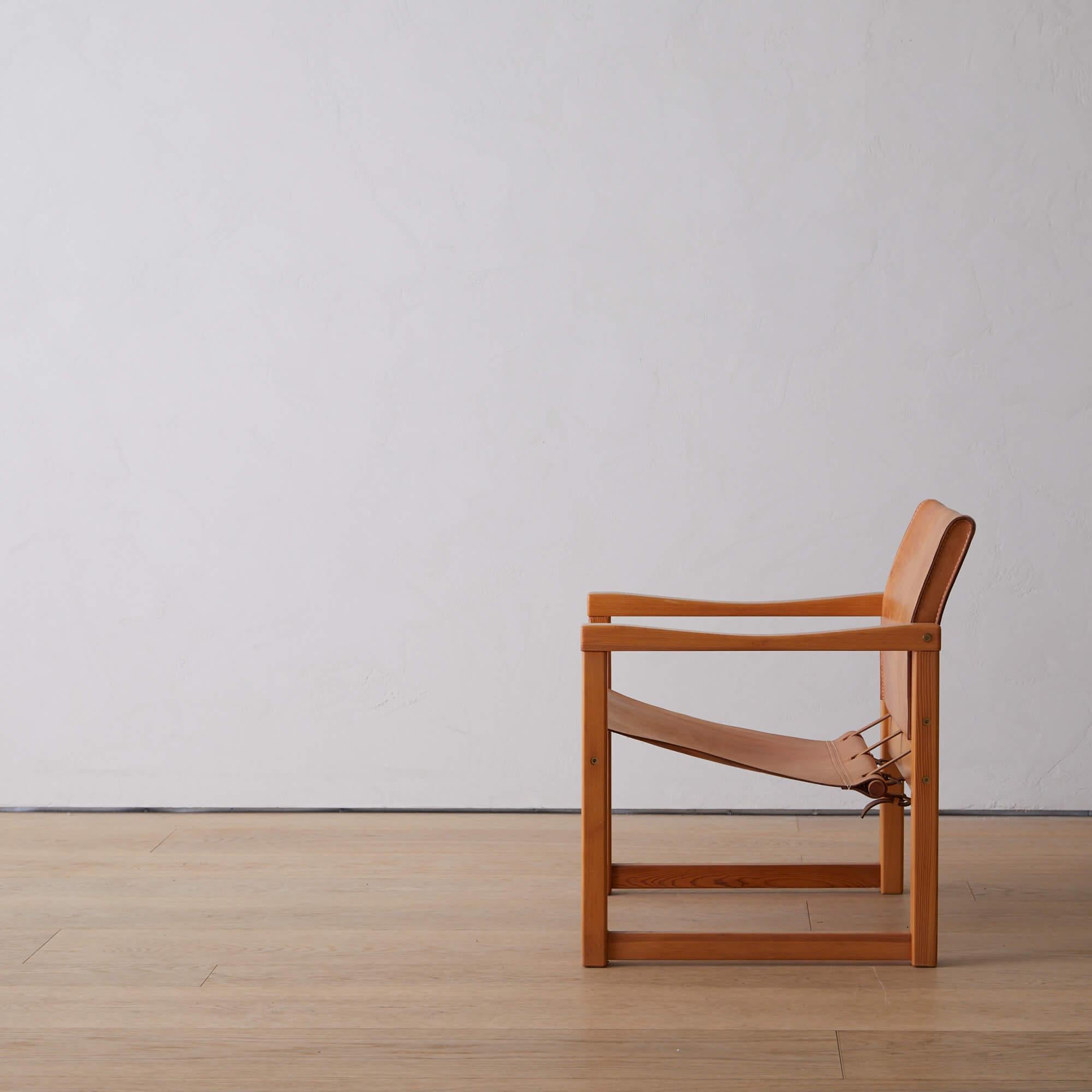 Dieser fabelhafte Stuhl wurde 1972 für Ikea entworfen, als das Unternehmen noch deutlich mehr Wert auf Qualität und Langlebigkeit der Materialien legte. Das pflanzlich gegerbte Sattelleder und der Rahmen aus schwedischer Kiefer sind in