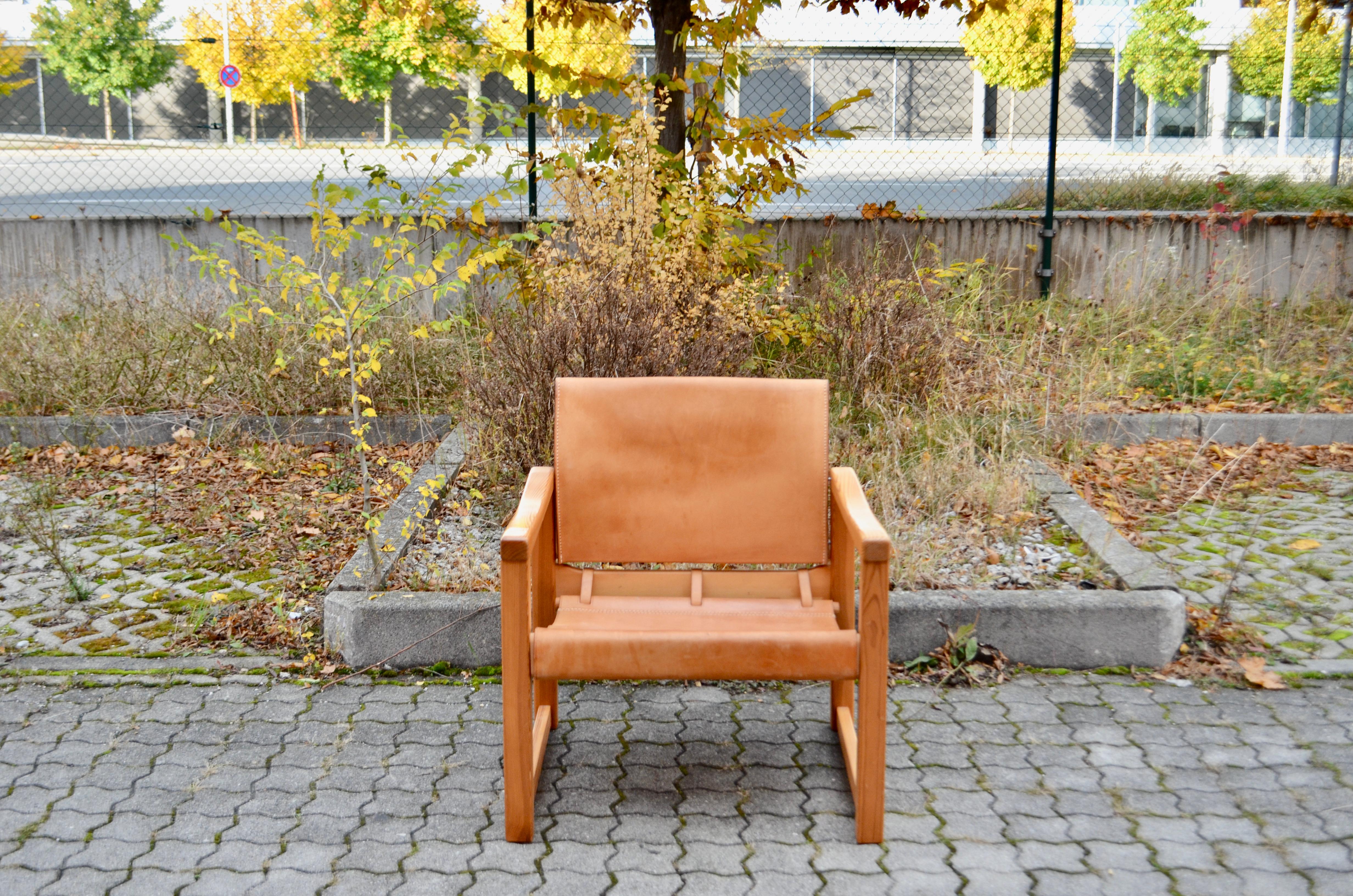 This Ikea Classic Vintage Lounge chair was designed 1972 by Karin Mobring.
It has a solid frame made of scandinavian pine.
The armrests has a great shape which comforts the arm well.
The leather is a thick vegetal saddle leather which gets much