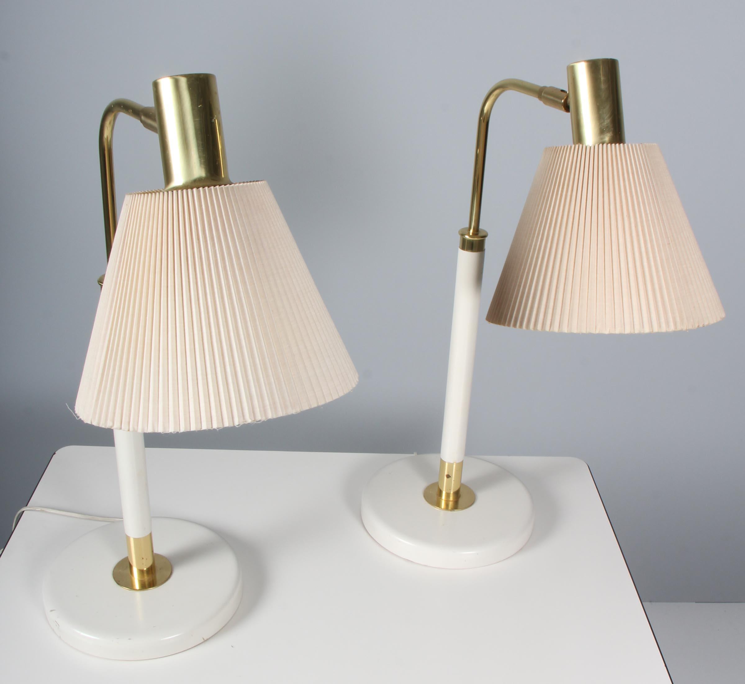 Karin Mobring, Thomas Jelinek : paire de lampes de table en laiton et bois laqué blanc. 

Ombres avec des dommages mineurs.

Modèle Stockholm, fabriqué par Ikea dans les années 1960.