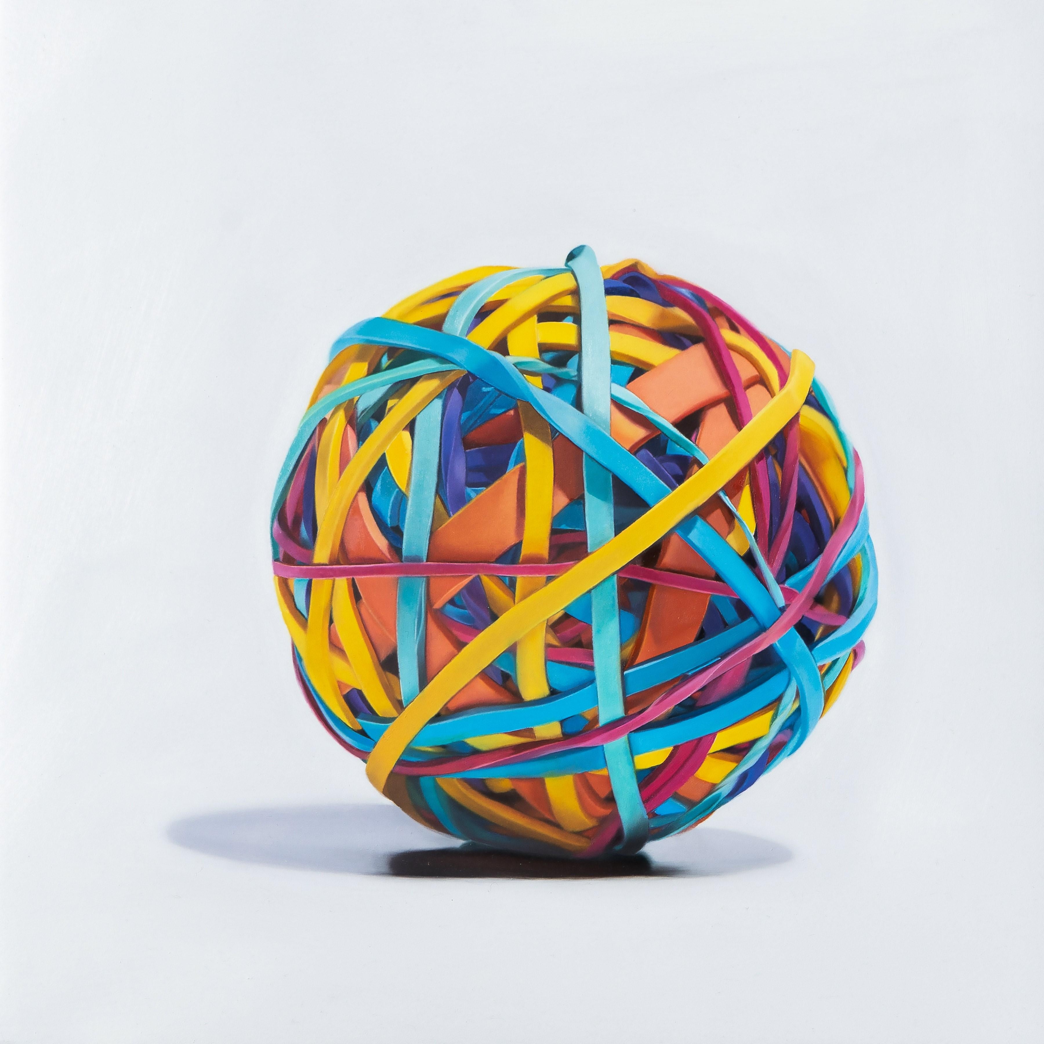 Karina Rodríguez' "Diversity" (Vielfalt), in Öl auf Paneel gemalt, misst 12 x 12 x 75 Zoll, gerahmt 13,25 x 13,25 Zoll, hängefertig. Dieses verblüffend realistische Stillleben zeigt einen eng gewickelten Ball aus bunten Gummibändern vor einem