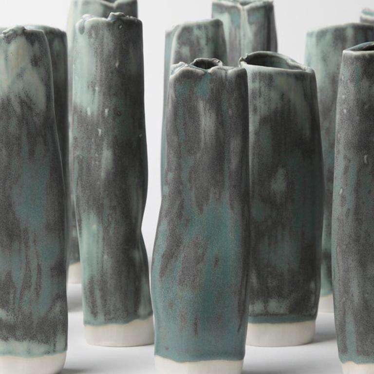 Gruppe von 20 Säulen ohne Titel (Grau), Abstract Sculpture, von Karine Benvenuti