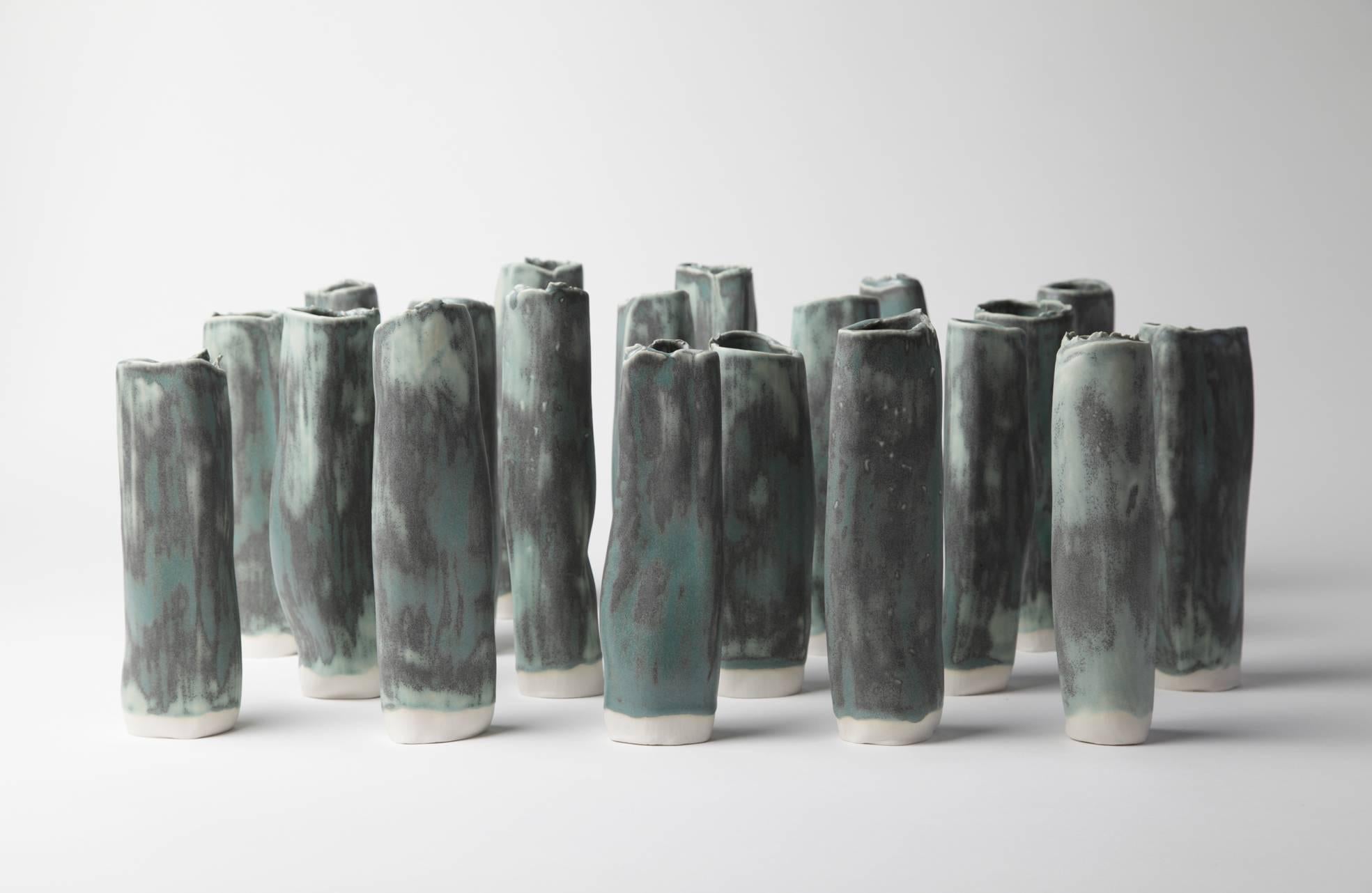 Karine Benvenuti Abstract Sculpture – Gruppe von 20 Säulen ohne Titel 