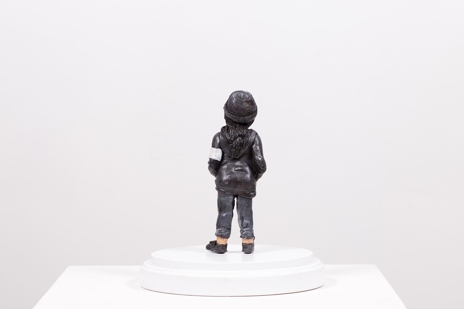 Annie - Figurative Sculpture Gris de Karine Giboulo
