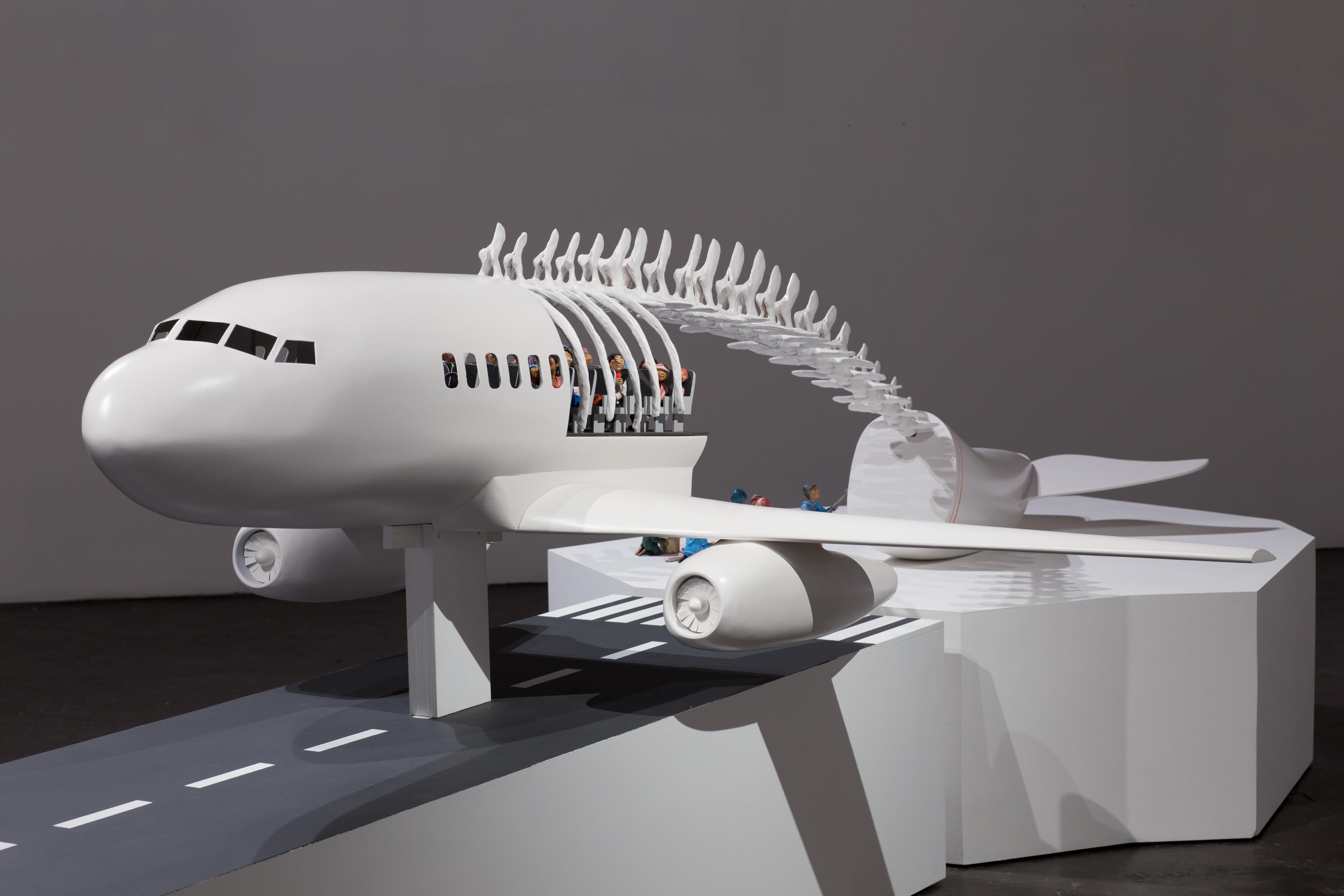 Avion-baleine - Sculpture by Karine Giboulo