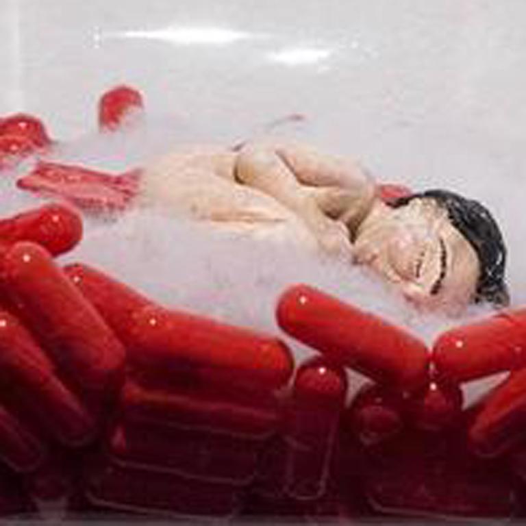 Pain Killer (rouge) - Gris Figurative Sculpture par Karine Giboulo
