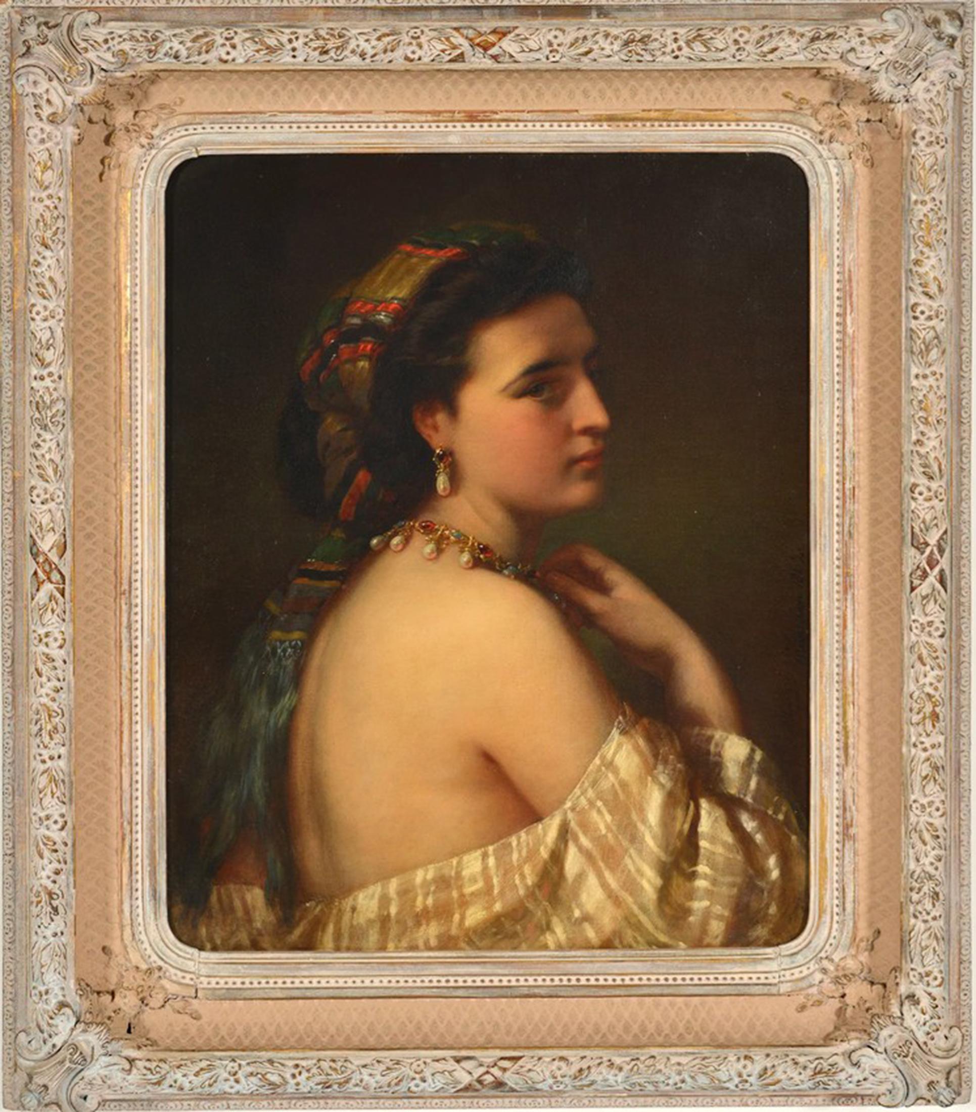 Karl Adolph Gugel(1820-1885) 

Deutsch 

Dieses orientalische Porträt einer jungen Frau, das vielleicht von Vermeers Das Mädchen mit dem Perlenohrring inspiriert ist, zeigt eine orientalische Dame in einem unglaublichen Demi-Parure-Schmuckset mit