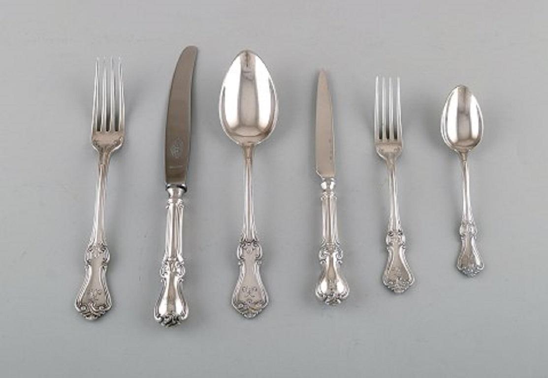 Karl Almgren, Sweden. Complete dinner service for eight people in silver 830. Dated 1931.
Consisting of eight dinner knives, eight dinner forks, eight tablespoons, eight fruit knives, eight teaspoons and eight lunch forks.
The dinner knife