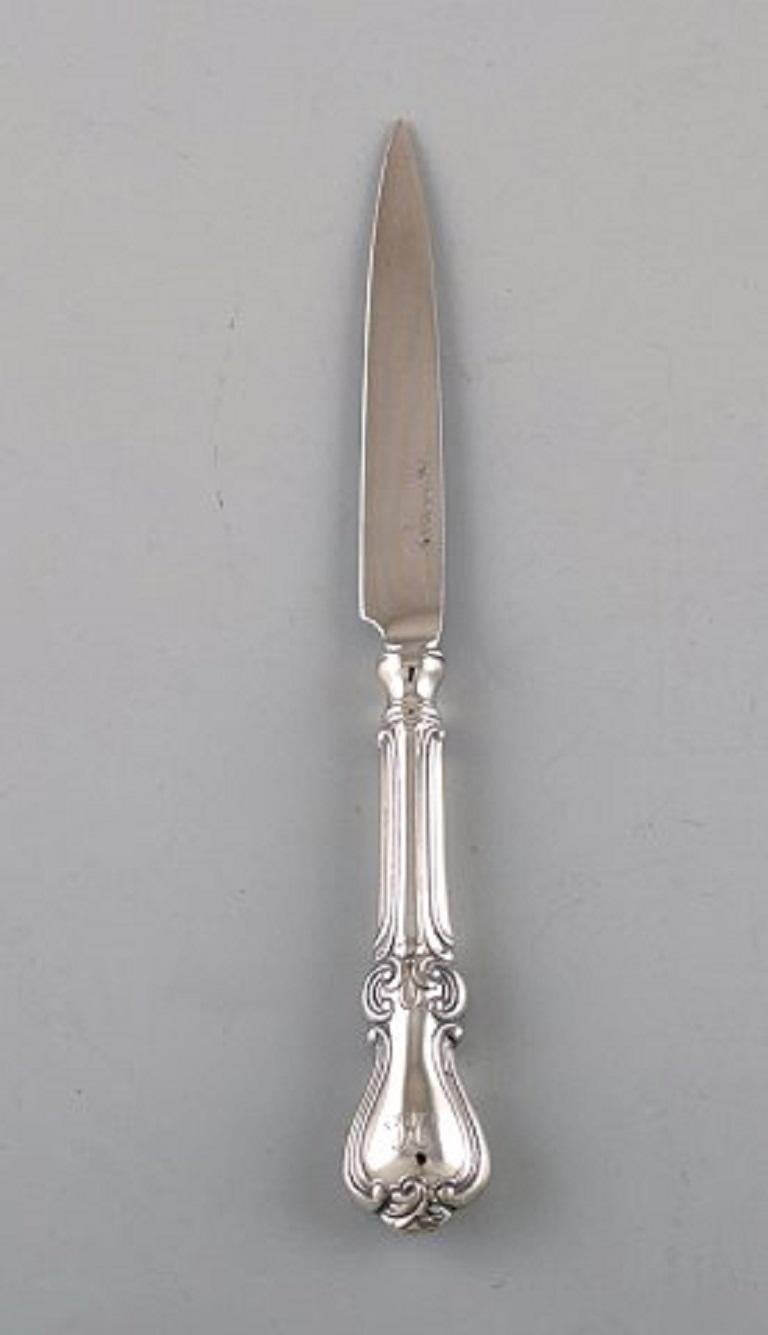 Karl Almgren, Sweden. Four fruit knives in silver 830 and stainless steel. Dated 1931.
Measures: 18.3 cm.
Stamped.
In very good condition. With monogram.