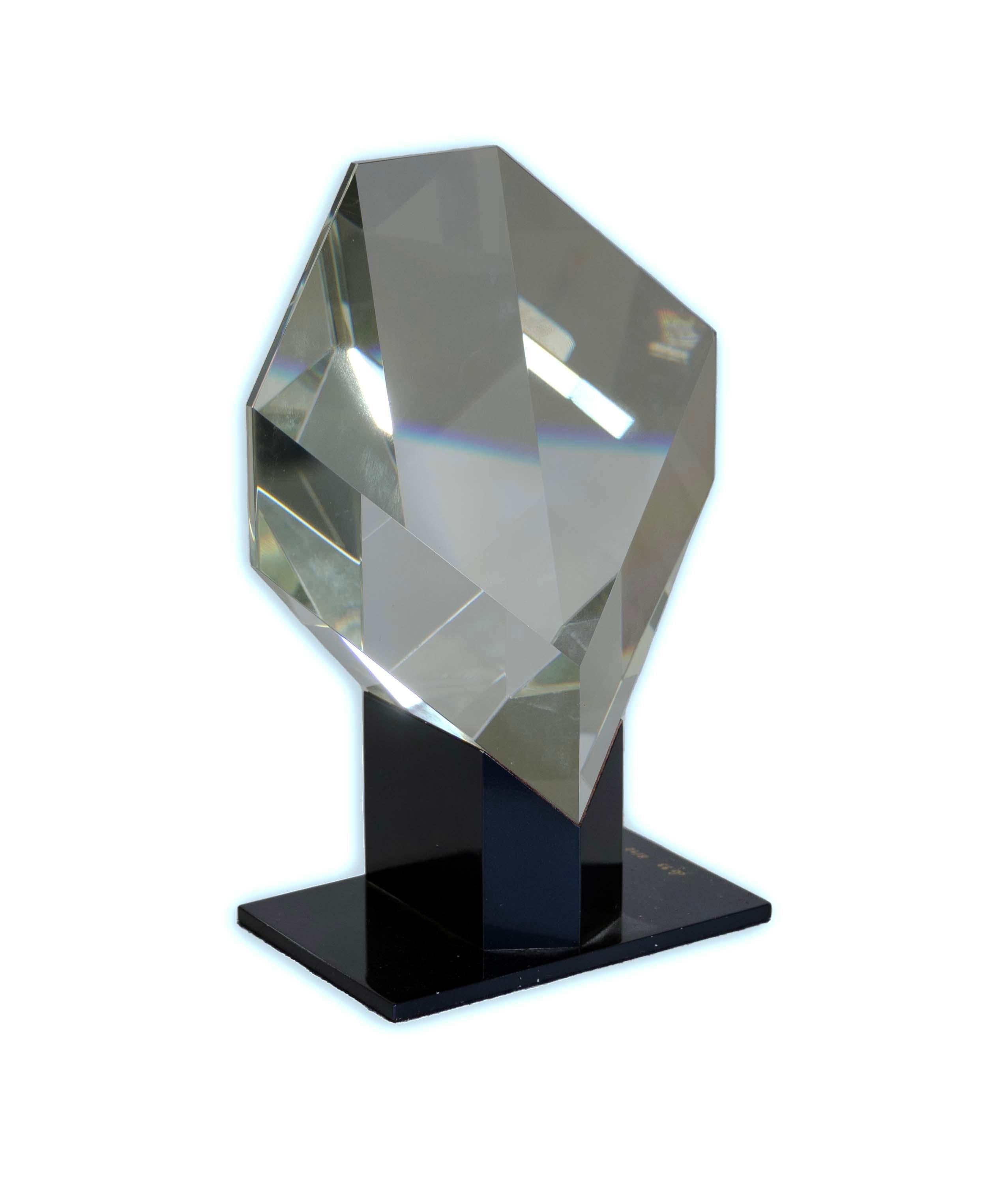 Eine zeitgenössische gelbe Kristallglasskulptur des deutschen Künstlers Karl Berg. Graviert CB 93 mit einem Vermerk von 8/10. Ein elegantes Prisma im Edelsteindesign auf einem Metallständer. Ein Einzelstück für Glassammler. Aus einer privaten