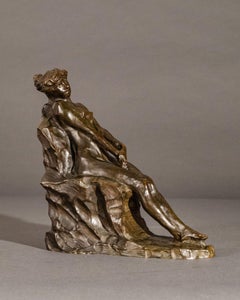"Mujer Reclinada"  Retrato de bronce, Mujer reclinada con pátina rojiza 