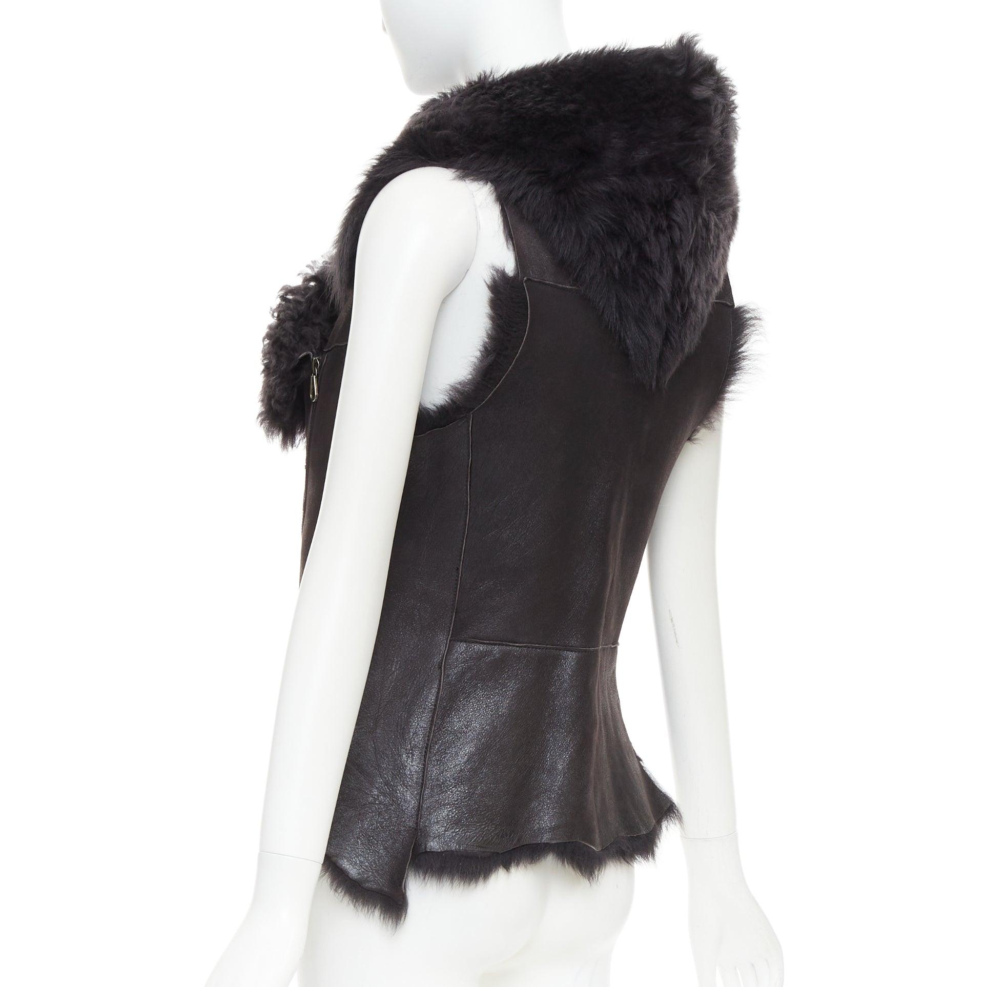KARL DONOGHUE Gilet en cuir d'agneau noir doublé de fourrure à ourlet asymétrique dentelé XS
Référence : SNKO/A00543
Marque : Karl Donoghue
MATERIAL : Cuir
Couleur : Noir
Motif : Solide
Fermeture : Zip
Doublure : Fourrure noire
Détails