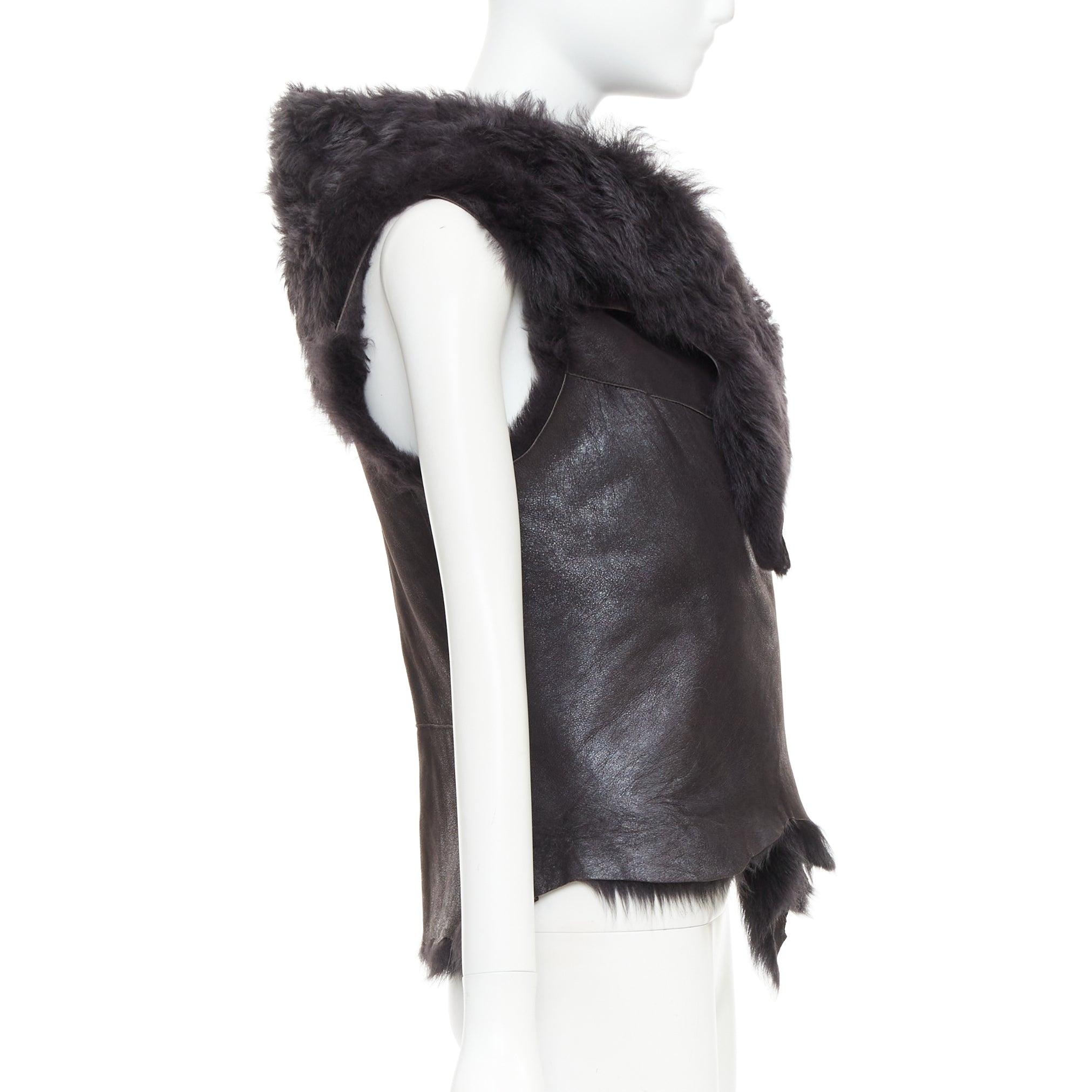 KARL DONOGHUE Gilet en cuir d'agneau noir doublé de fourrure à ourlet asymétrique dentelé XS Pour femmes en vente
