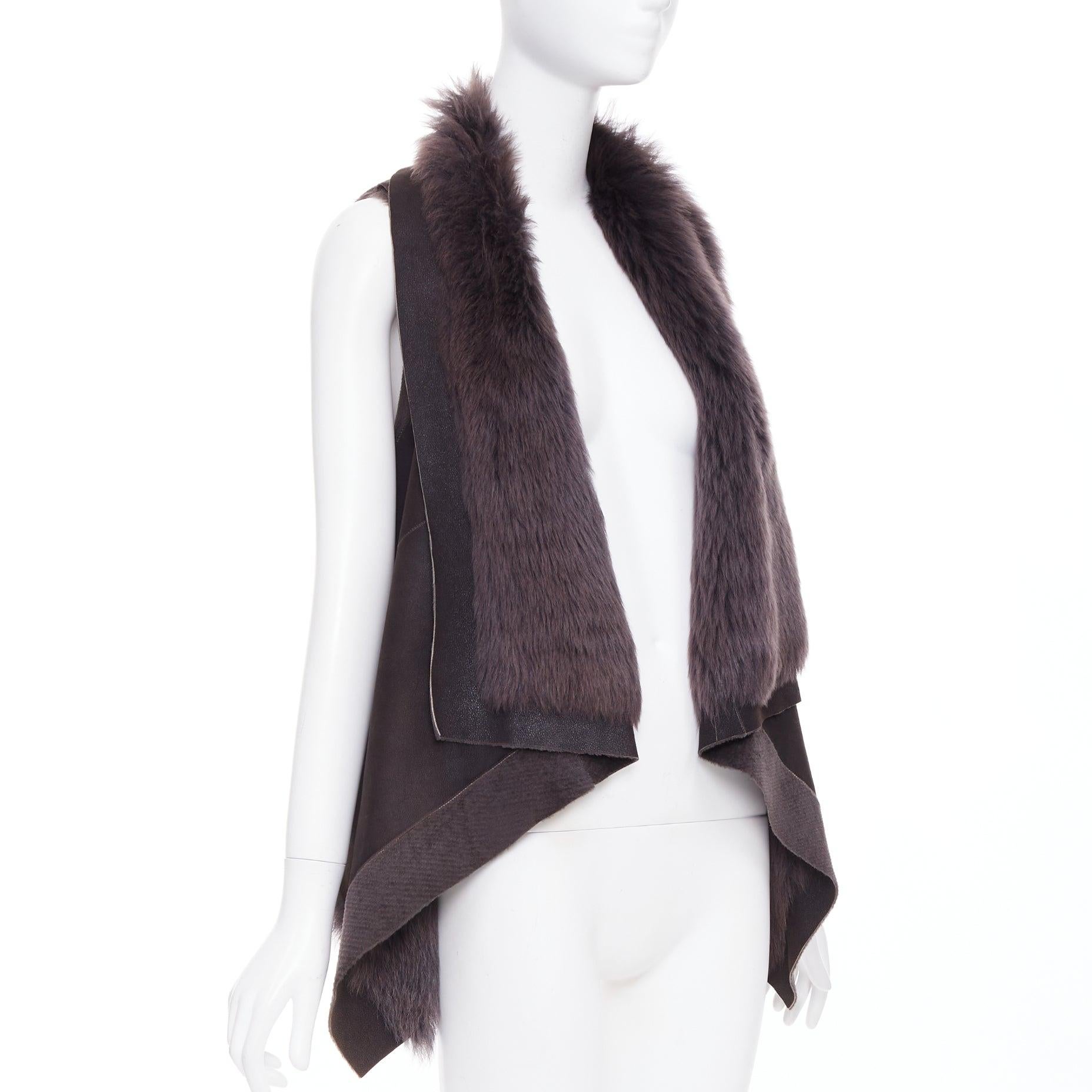KARL DONOGHUE Dunkelbraun Lammfell Leder Pelz gefüttert drapierte Weste Jacke XS
Referenz: SNKO/A00541
Marke: Karl Donoghue
MATERIAL: Lammfell Leder
Farbe: Braun
Muster: Solide
Innenfutter: Braunes Fell
Hergestellt in: England

ZUSTAND:
Zustand: