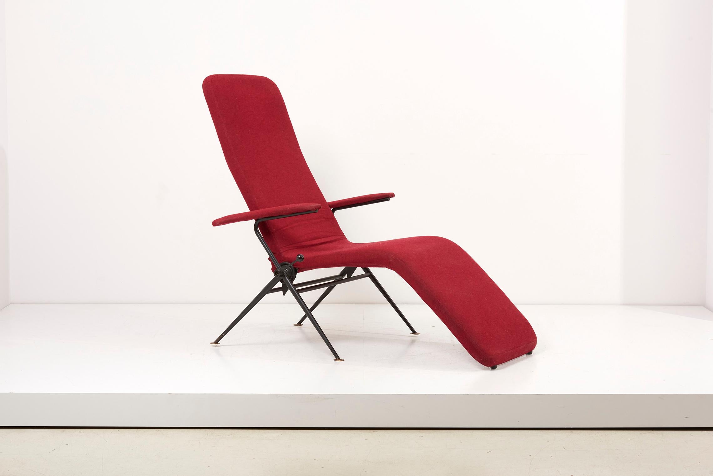 Karl Drabert daybed / easy chair 1950s, Germany
Easy chair with an adjustable frame of metal varnished in black with arm rests, upholstered in red fabric.