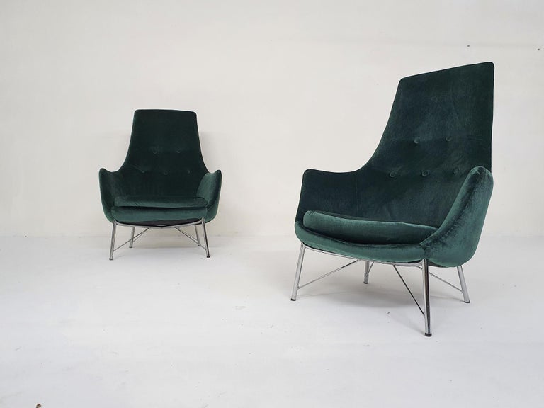 Set of two light weight lounge chairs by Karl Ekselius for Pastoe. We have re-upholstered the chairs in green velvet.
On a chrome base.