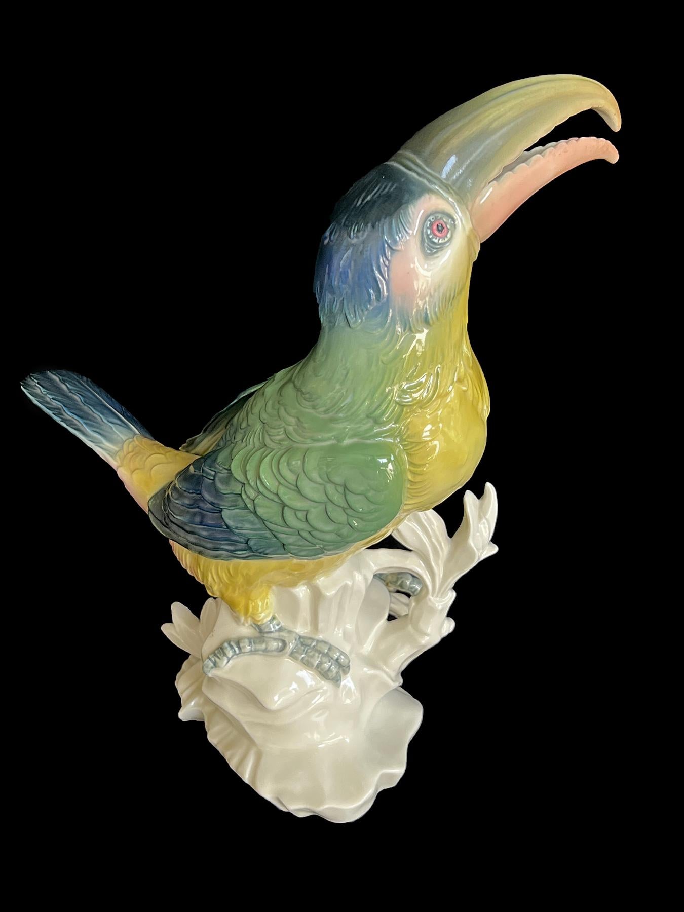 Sculpture d'oiseau exotique en porcelaine fine polychrome représentant un toucan en vente 2
