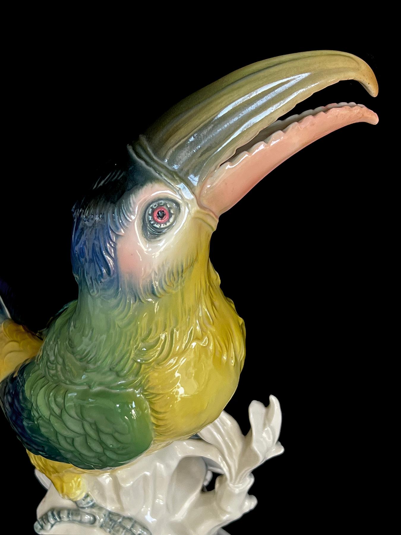 Sculpture d'oiseau exotique en porcelaine fine polychrome représentant un toucan en vente 3