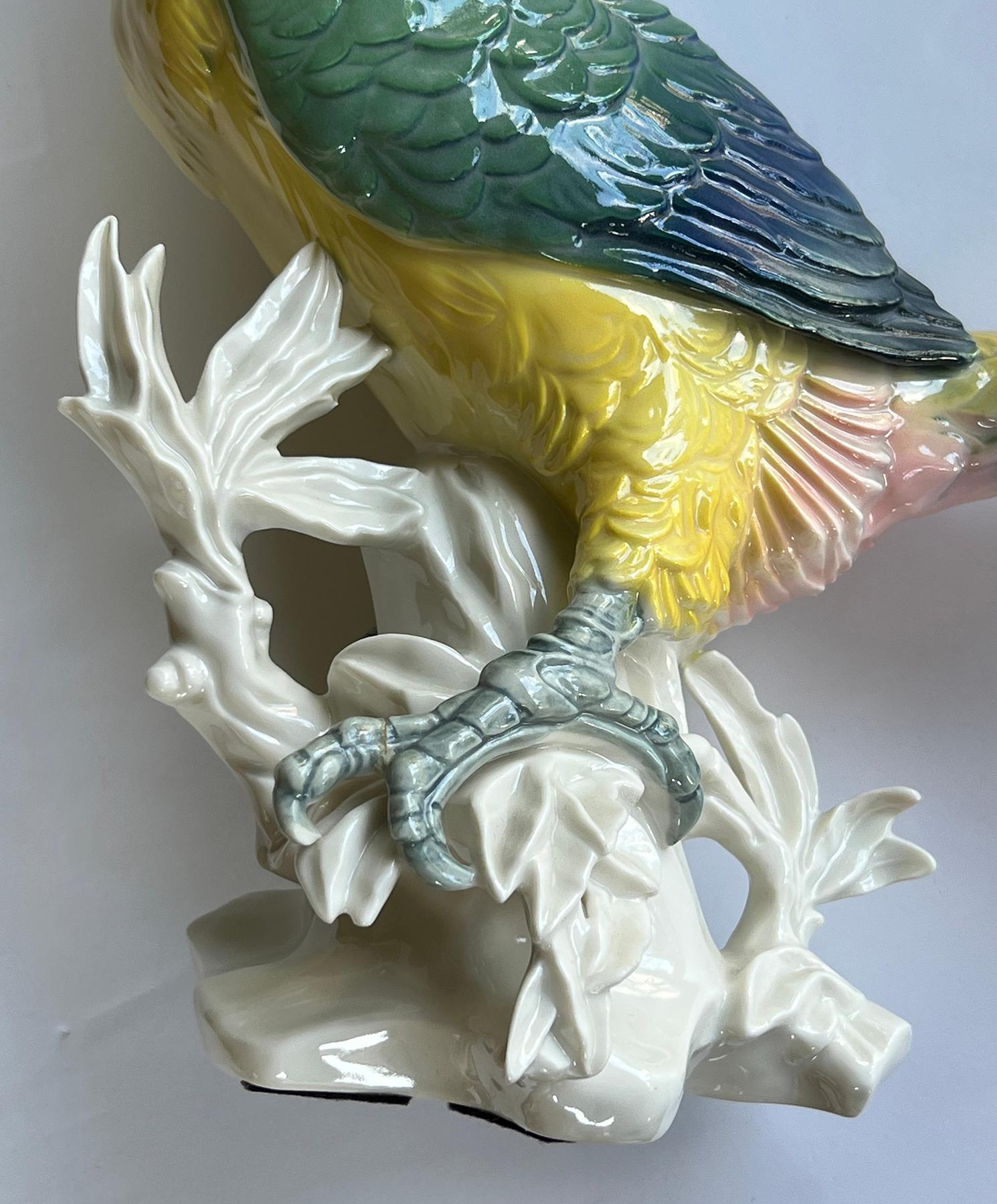 Autre Sculpture d'oiseau exotique en porcelaine fine polychrome représentant un toucan en vente