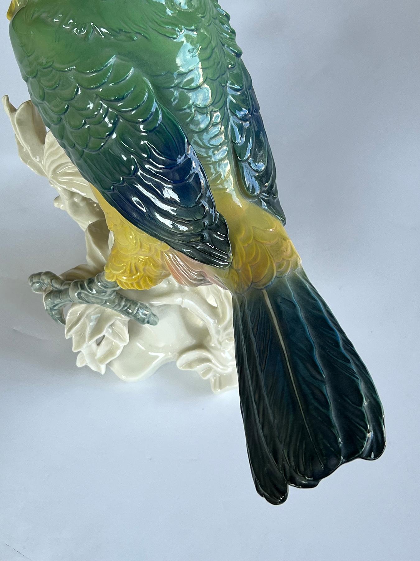 Allemand Sculpture d'oiseau exotique en porcelaine fine polychrome représentant un toucan en vente