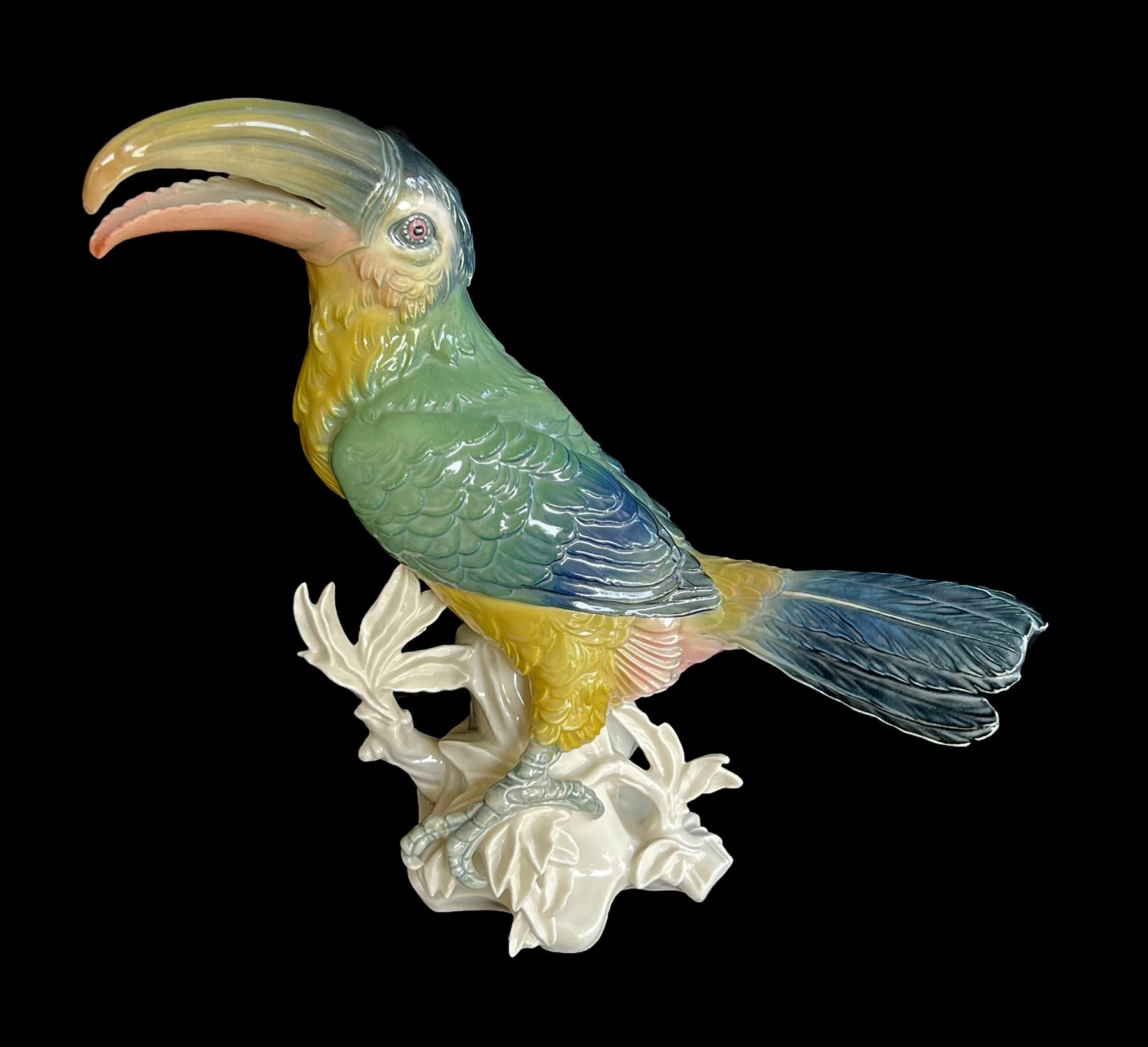 Sculpture d'oiseau exotique en porcelaine fine polychrome représentant un toucan Bon état - En vente à San Francisco, CA