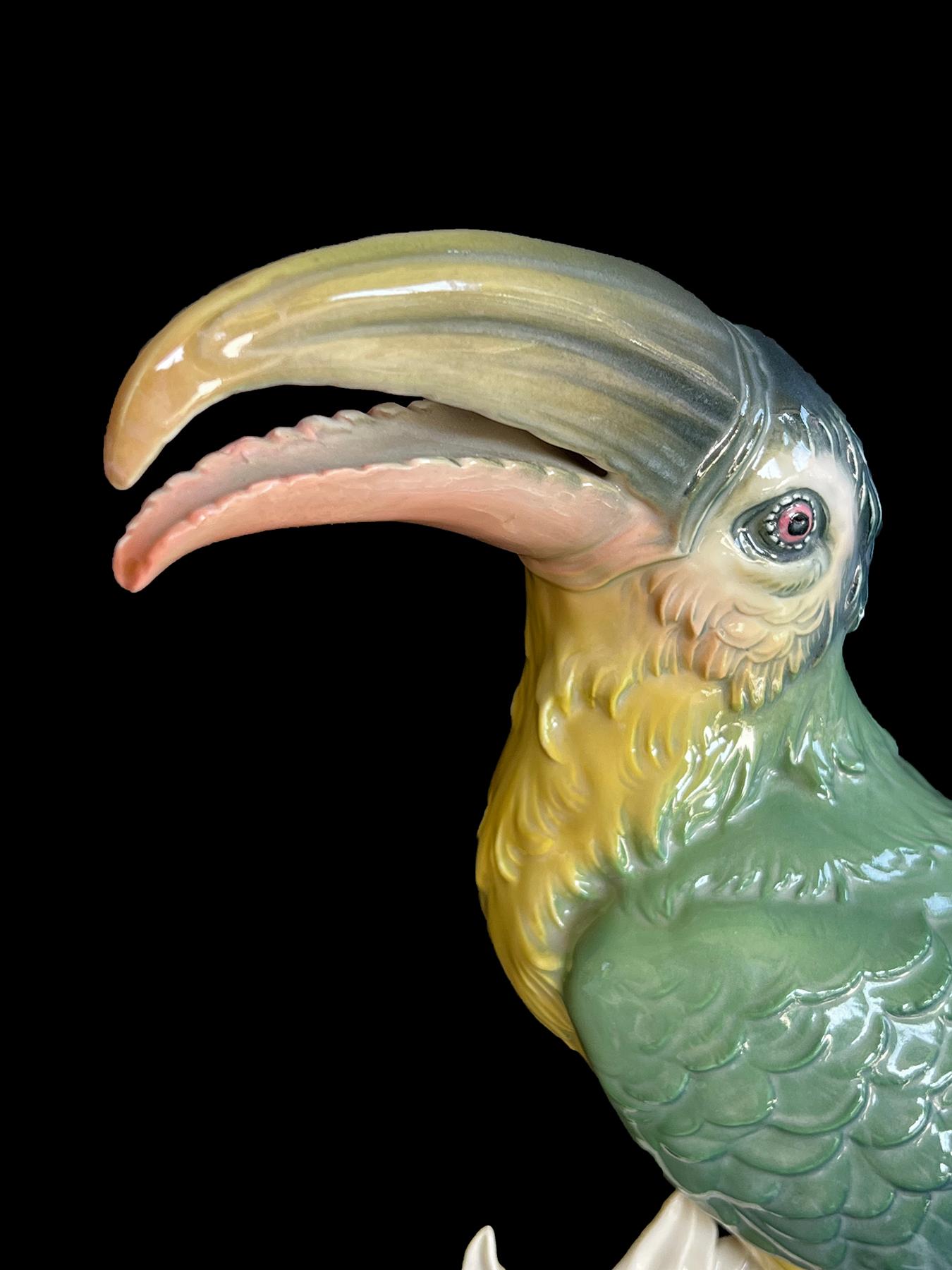 20ième siècle Sculpture d'oiseau exotique en porcelaine fine polychrome représentant un toucan en vente