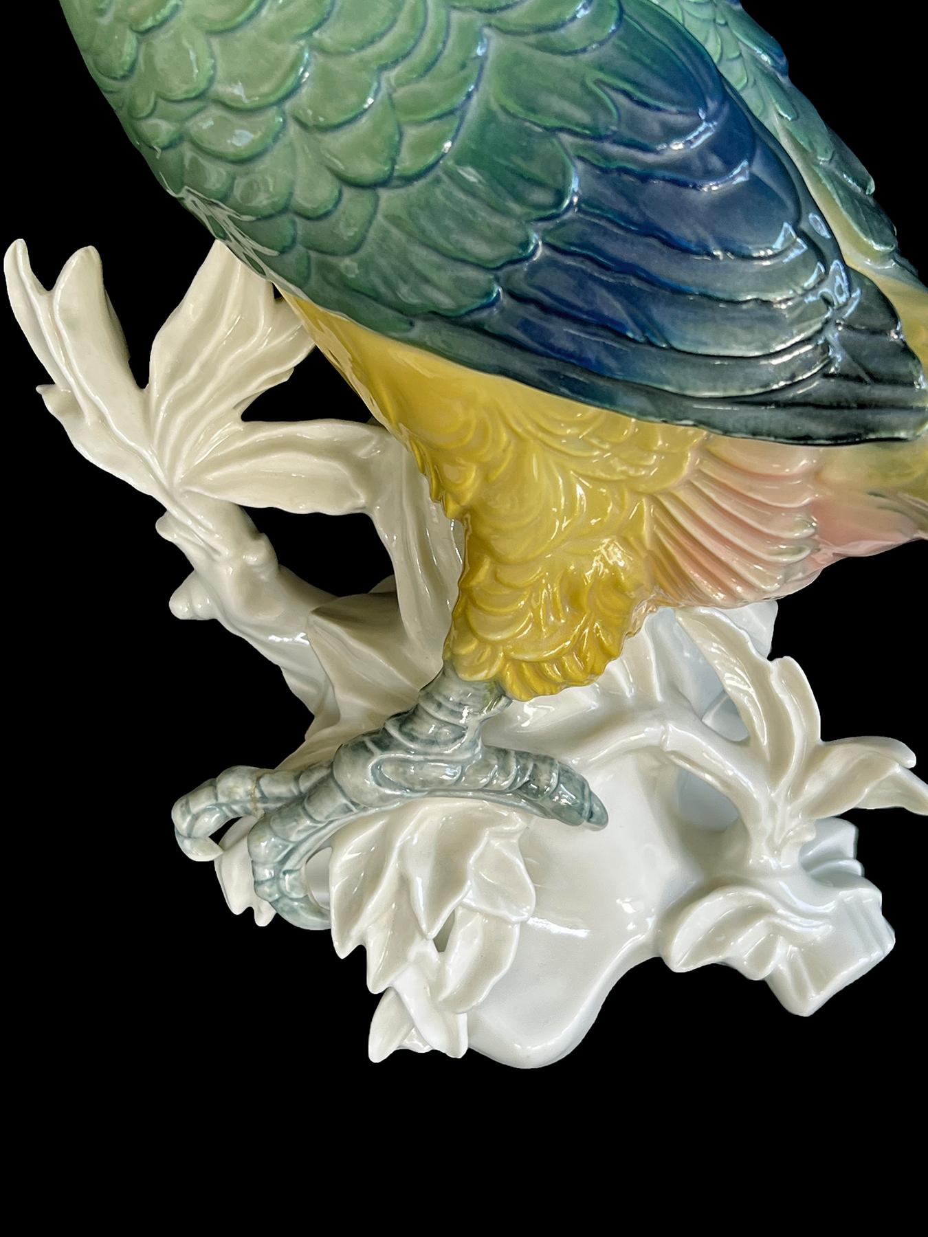 Porcelaine Sculpture d'oiseau exotique en porcelaine fine polychrome représentant un toucan en vente