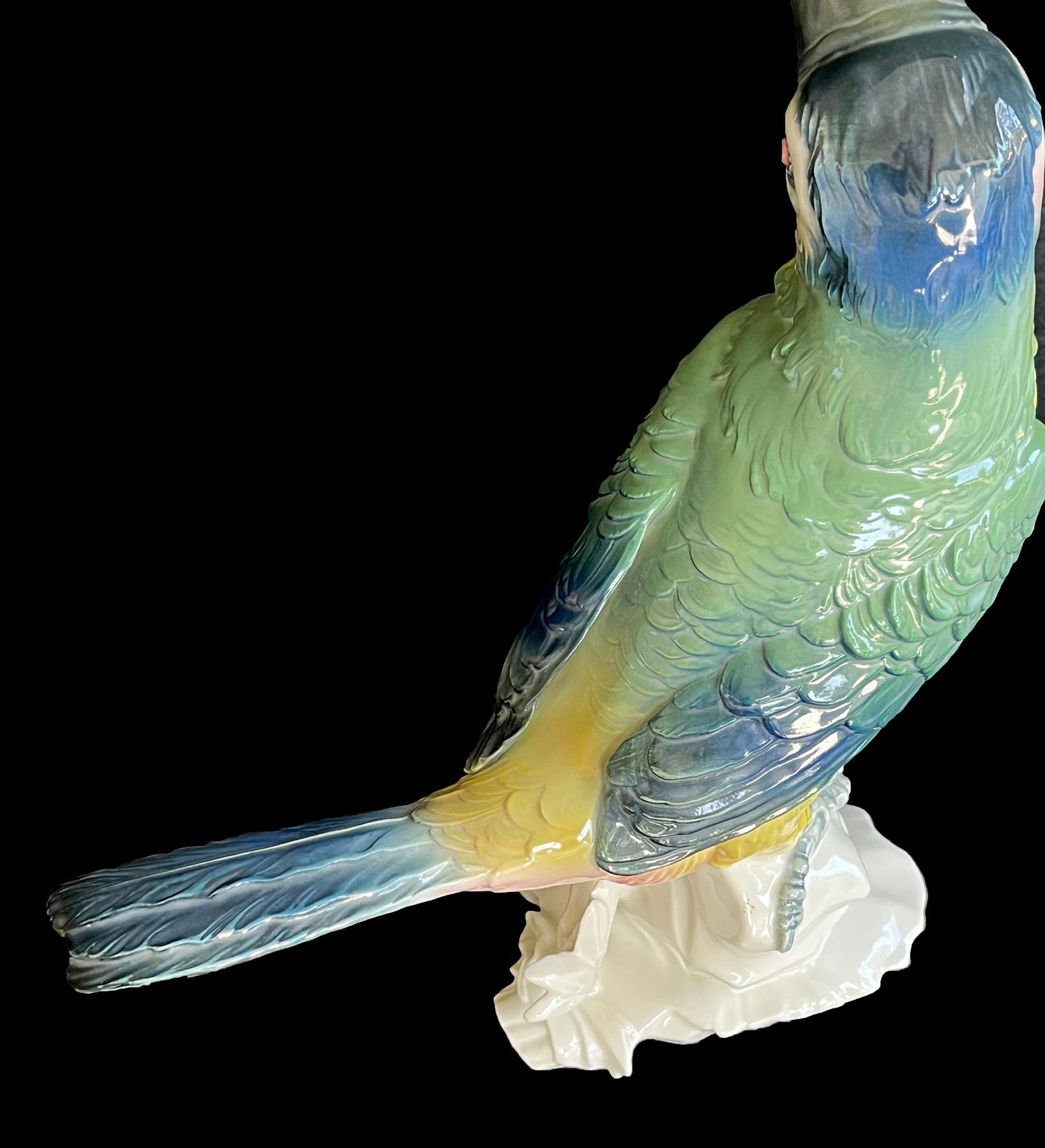 Sculpture d'oiseau exotique en porcelaine fine polychrome représentant un toucan en vente 1