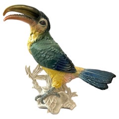 Sculpture d'oiseau exotique en porcelaine fine polychrome représentant un toucan