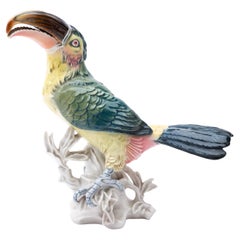 Sculpture d'oiseau toucan exotique polychrome en porcelaine fine Karl Ens