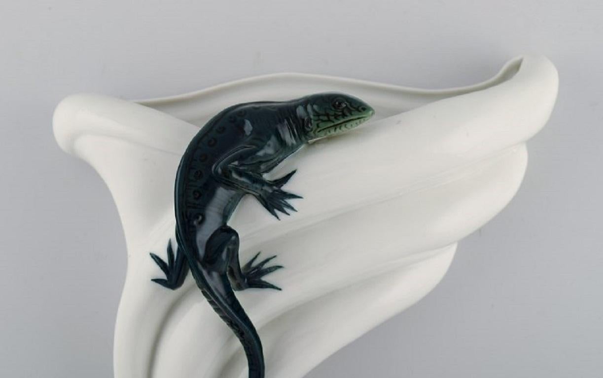 Karl Ens, Germany. Antique Art Nouveau flower pot for wall hanging modelled with a lizard. Dated 1900-1919.
Measures: 21 x 19 cm.
In excellent condition.
Stamped.