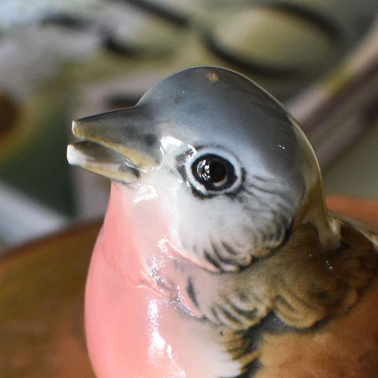Belle Époque Karl Ens - Oiseau en céramique en porcelaine rose, bleu et marron - Allemagne en vente