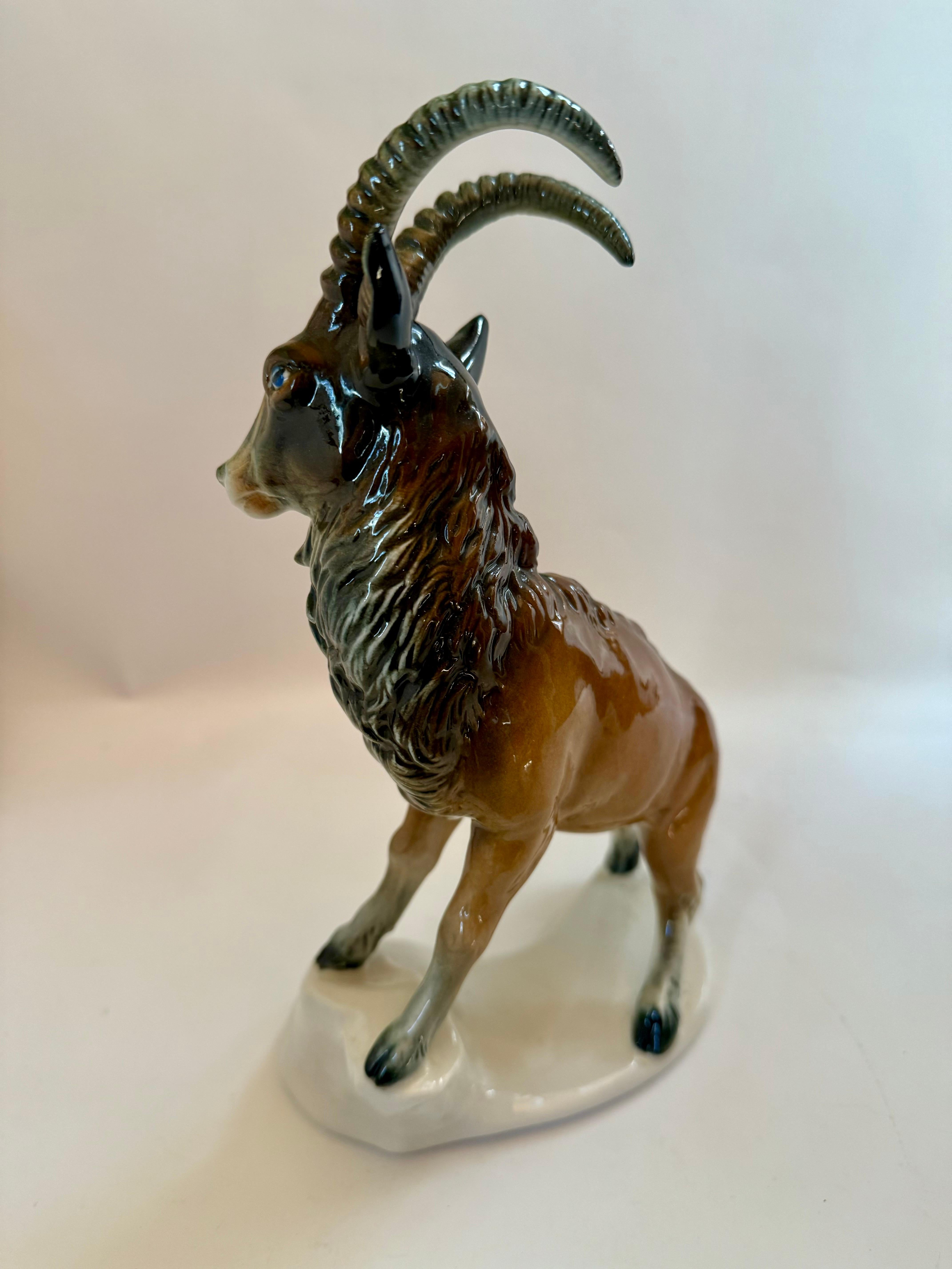Rare figure d'Ibex en porcelaine de Karl Ens  début du 20e siècle en vente 2