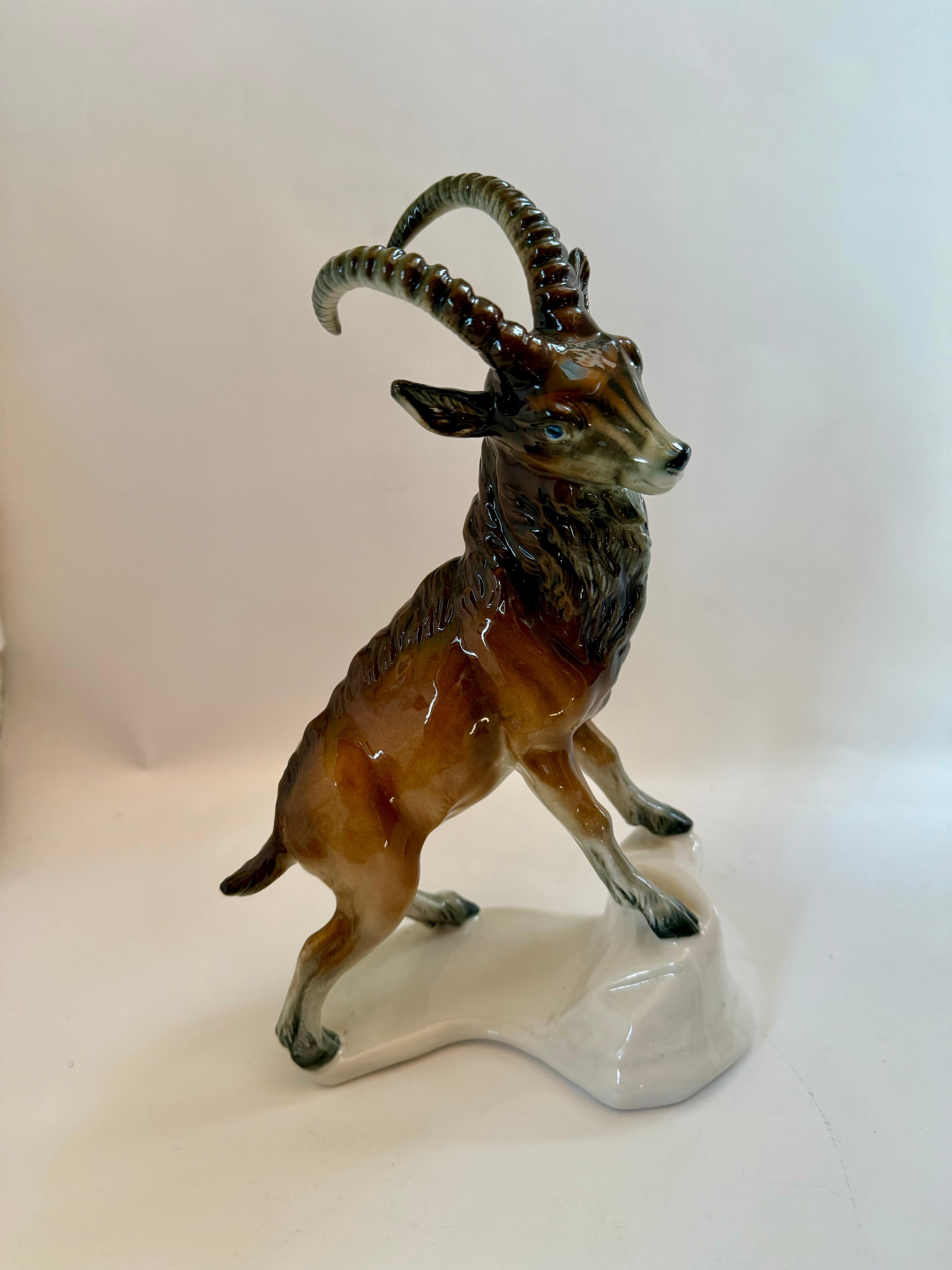 Rare figure d'Ibex en porcelaine de Karl Ens  début du 20e siècle en vente 3