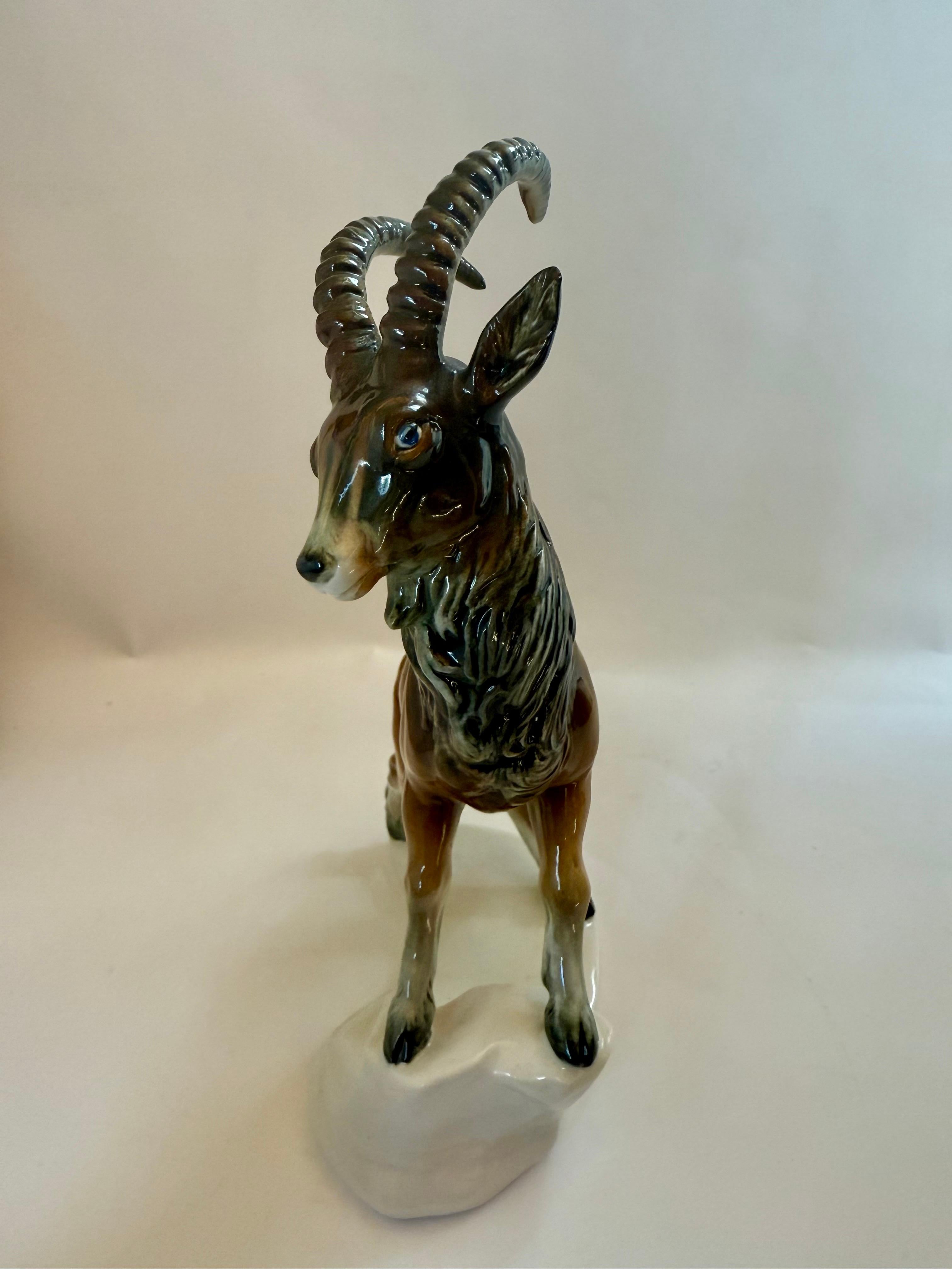 Il s'agit d'une excellente pièce provenant de la manufacture de porcelaine Karl Ens à Volkstedt, en Allemagne, au début du 20e siècle. 
Figure réaliste de bouquetin. 
H 25,5 cm (10 pouces)
 Pas d'ébréchures, de réparations ou de craquelures
Très bon