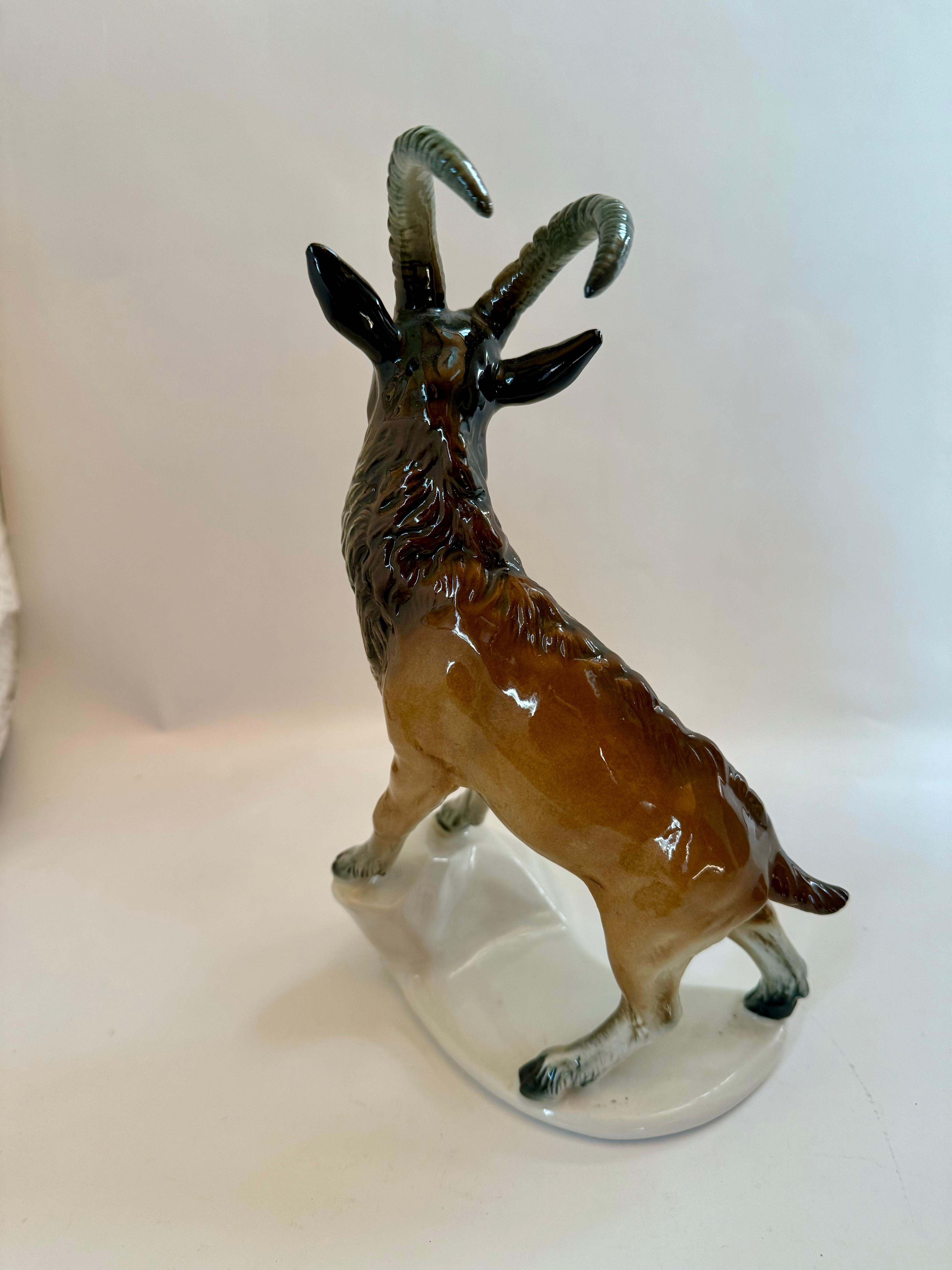 Art nouveau Rare figure d'Ibex en porcelaine de Karl Ens  début du 20e siècle en vente