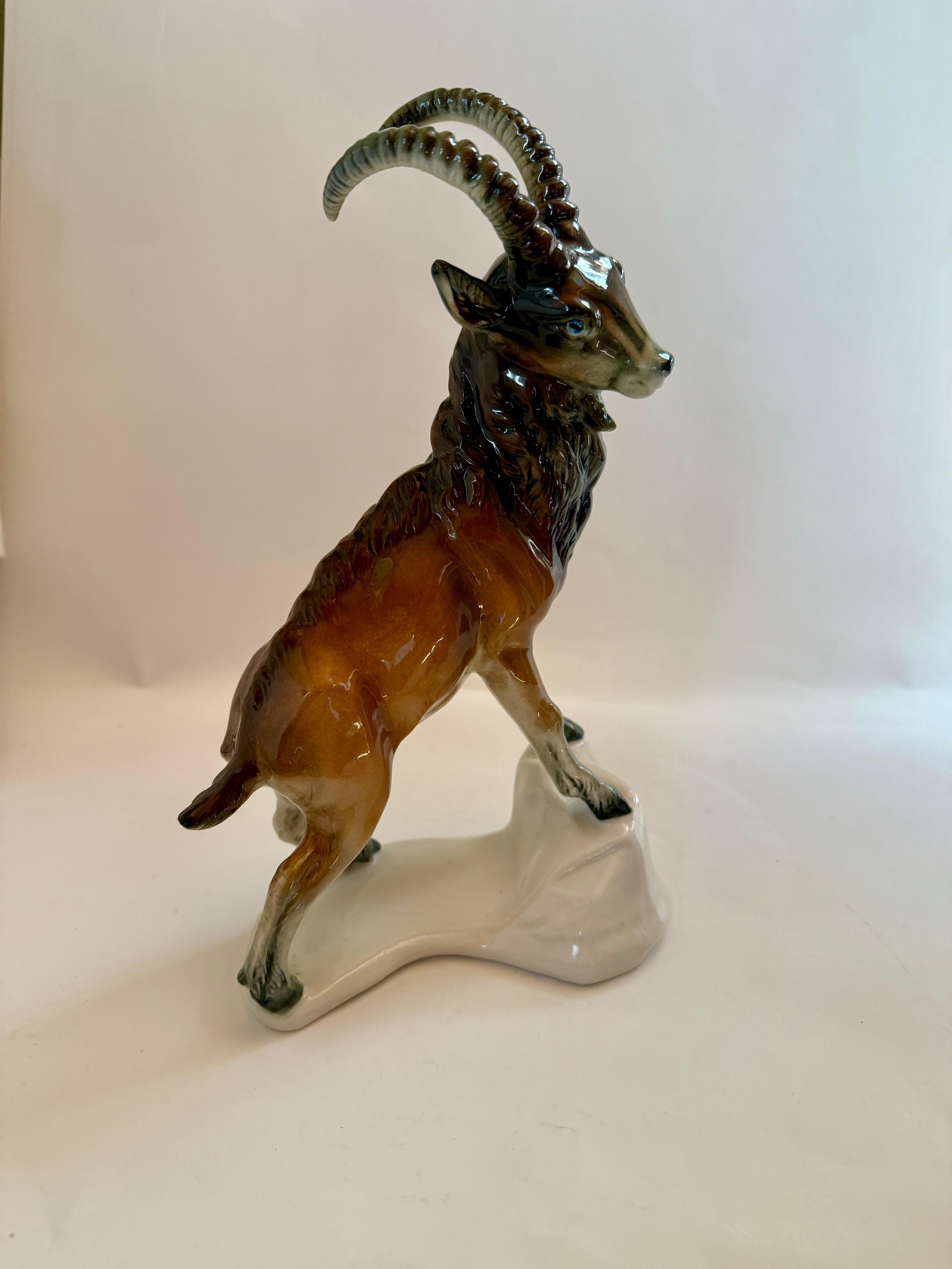 Vernissé Rare figure d'Ibex en porcelaine de Karl Ens  début du 20e siècle en vente