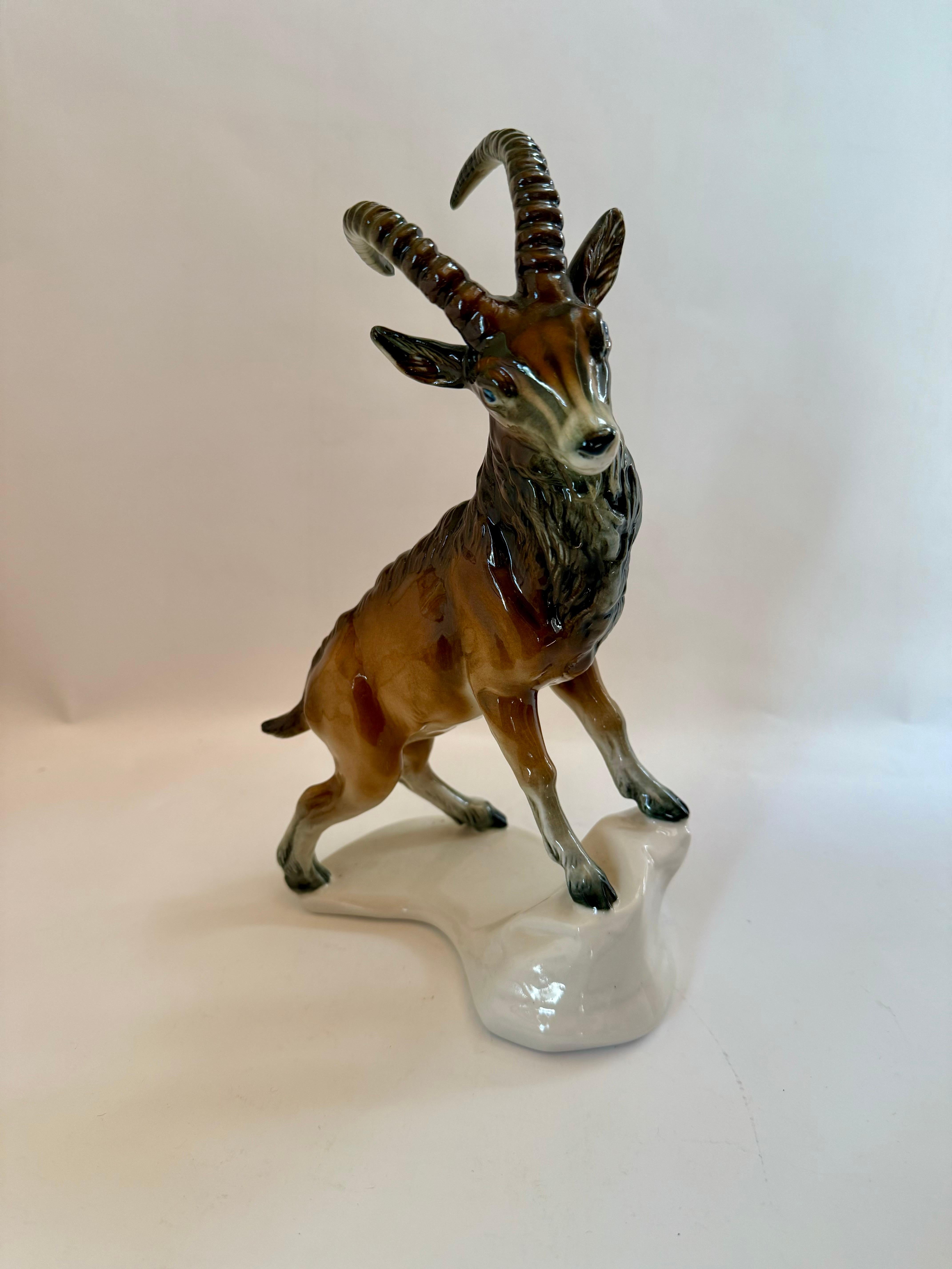 Rare figure d'Ibex en porcelaine de Karl Ens  début du 20e siècle Bon état - En vente à Uppsala , SE